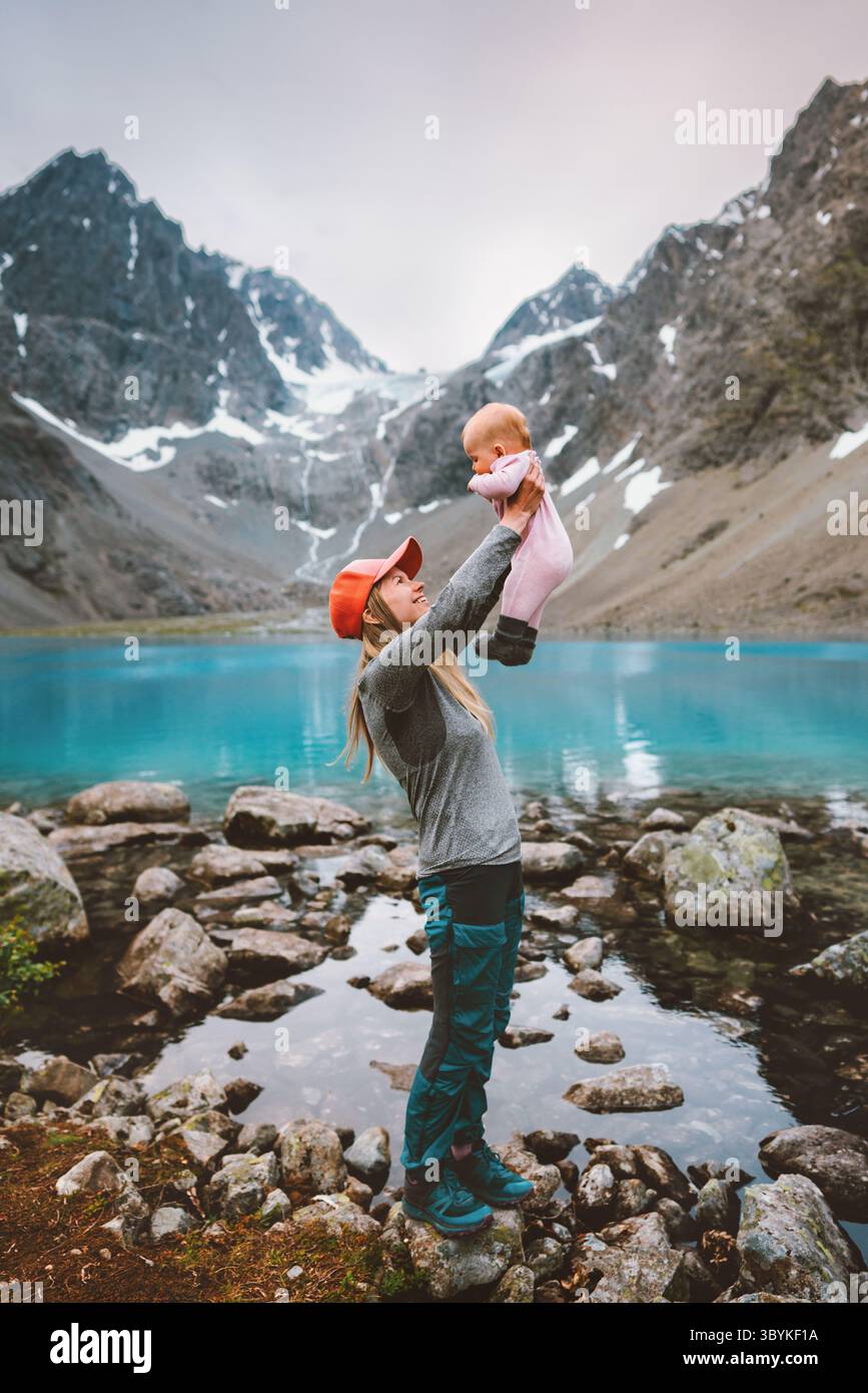 Familie Reise Mutter Aufziehen Baby in den Bergen Eltern und Kind Wandern in Norwegen aktiv gesunde Lebensweise Mütter Tag Urlaub Sommerurlaub Outd Stockfoto