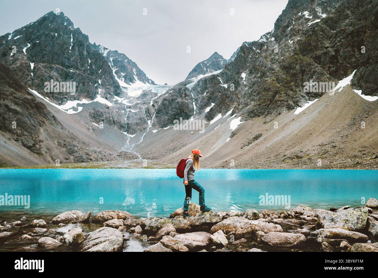 Frau Reisender Klettern in den Bergen mit Blick auf den Blavatnet See in Norwegen aktive Abenteuerreisen, aktive touristische Wanderungen allein Lyngen Alpen gesund Lifest Stockfoto