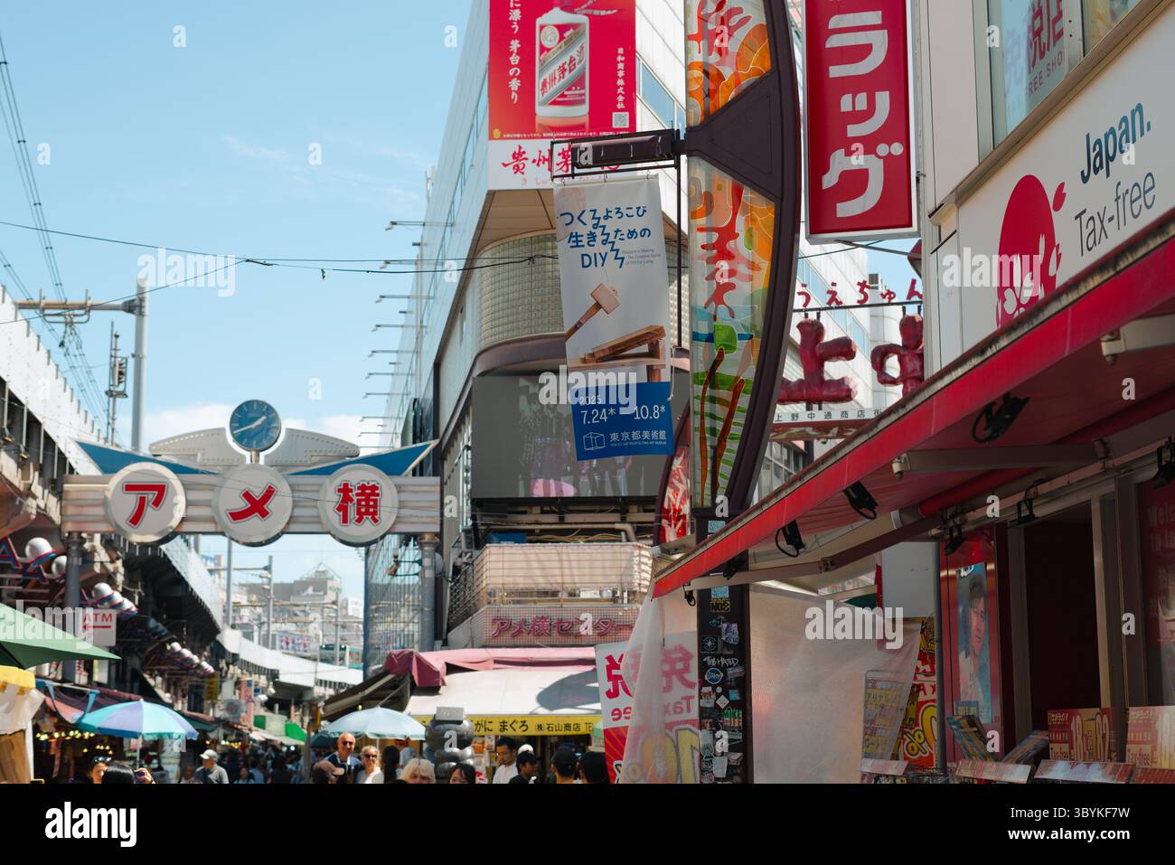 Tokio, Japan - 10. Juli 2025 : Ueno Ameyoko Market Shopping Street Stockfoto