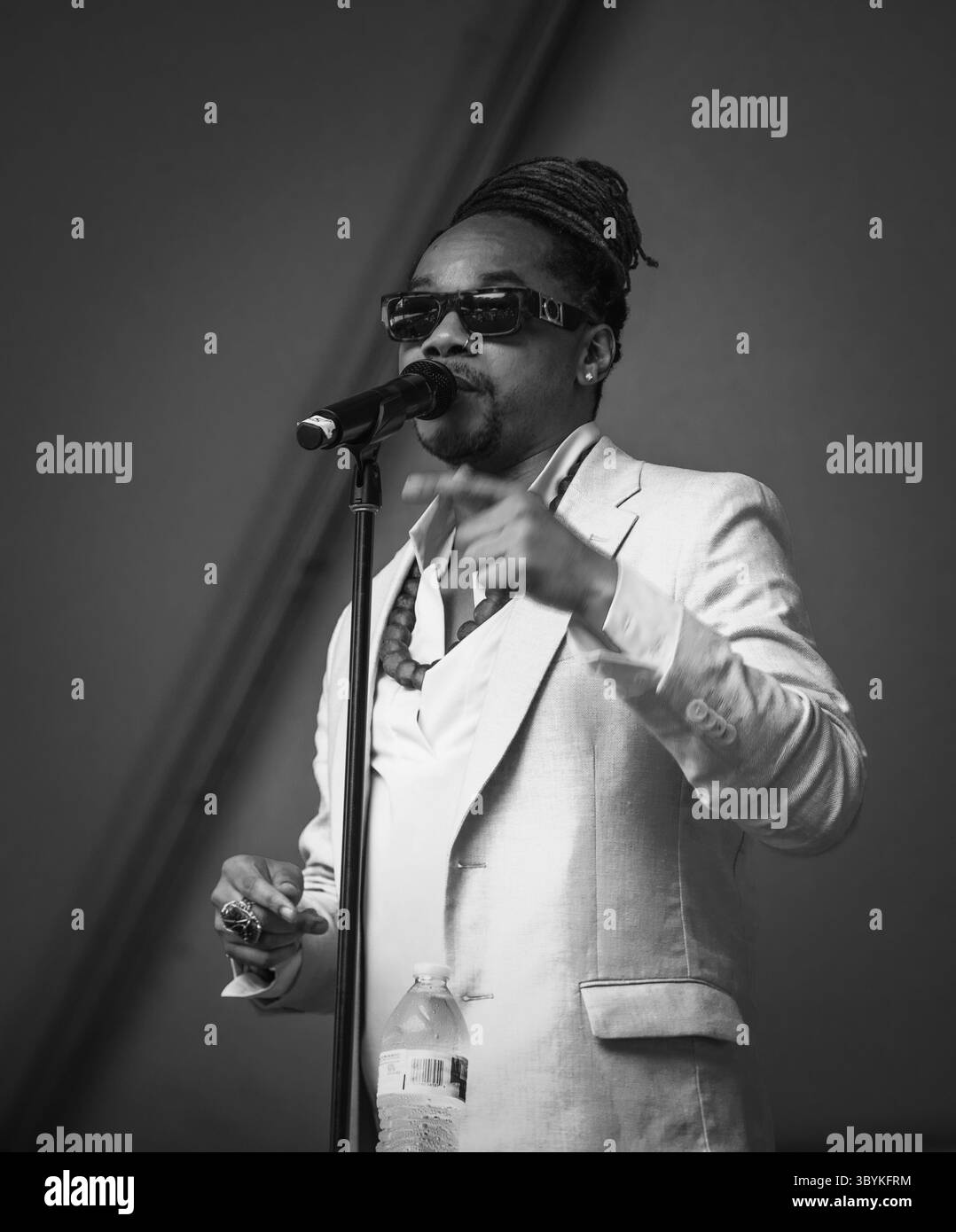 W. Shane Frederick tritt mit einer Gruppe von Musikern beim Lancaster Avenue Jazz Arts Festival im Saunders Green 39th Powelton Avenue Park, Philadelphia, PA, USA, auf. 2025. Stockfoto