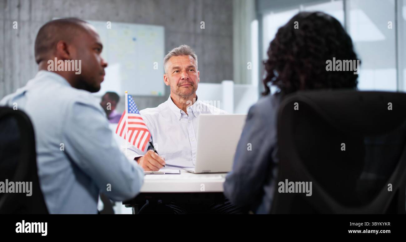 Kundengespräch mit dem Einwanderungsanwalt für Konsularvisa in den USA. Stockfoto