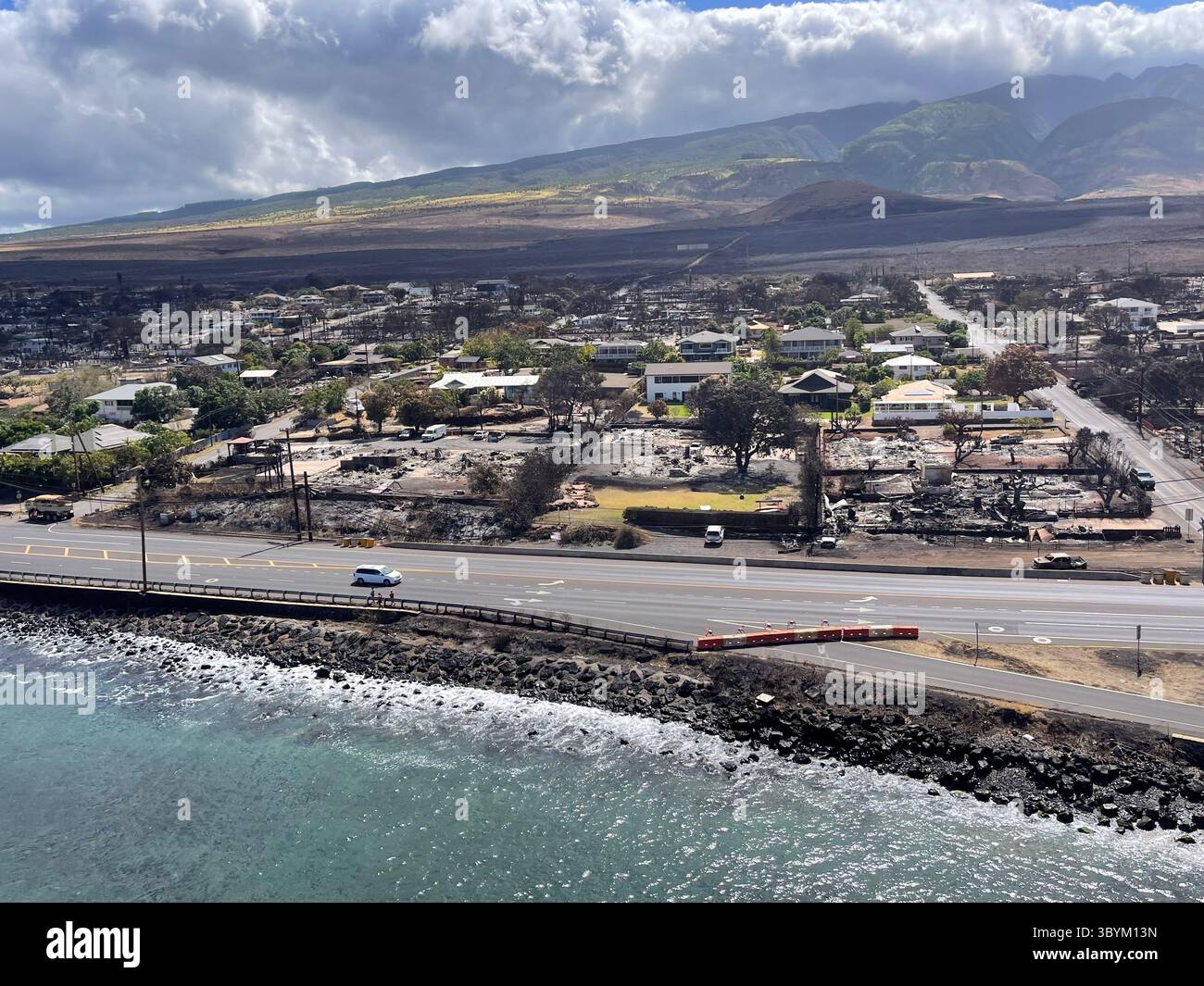 11. August 2023, MAUI, HAWAII, Vereinigte Staaten: Maui (Vereinigte Staaten), 11.08.2023.- Ein Handout-Foto, das vom Hawaii Department of Department of Land and Natural Resources zur Verfügung gestellt wurde, zeigt eine Luftaufnahme des Waldbrands in Lahaina auf Maui, Hawaii, am 11. August 2023 (ausgestellt am 12. August 2023). Laut den Behörden sind bei den Waldbränden auf Maui, Hawaii, mindestens 80 Menschen ums Leben gekommen. (Incendio forestal) (Credit Image: © Hawaii Department of Land und Na/Handout via ZUMA Press Wire) Stockfoto