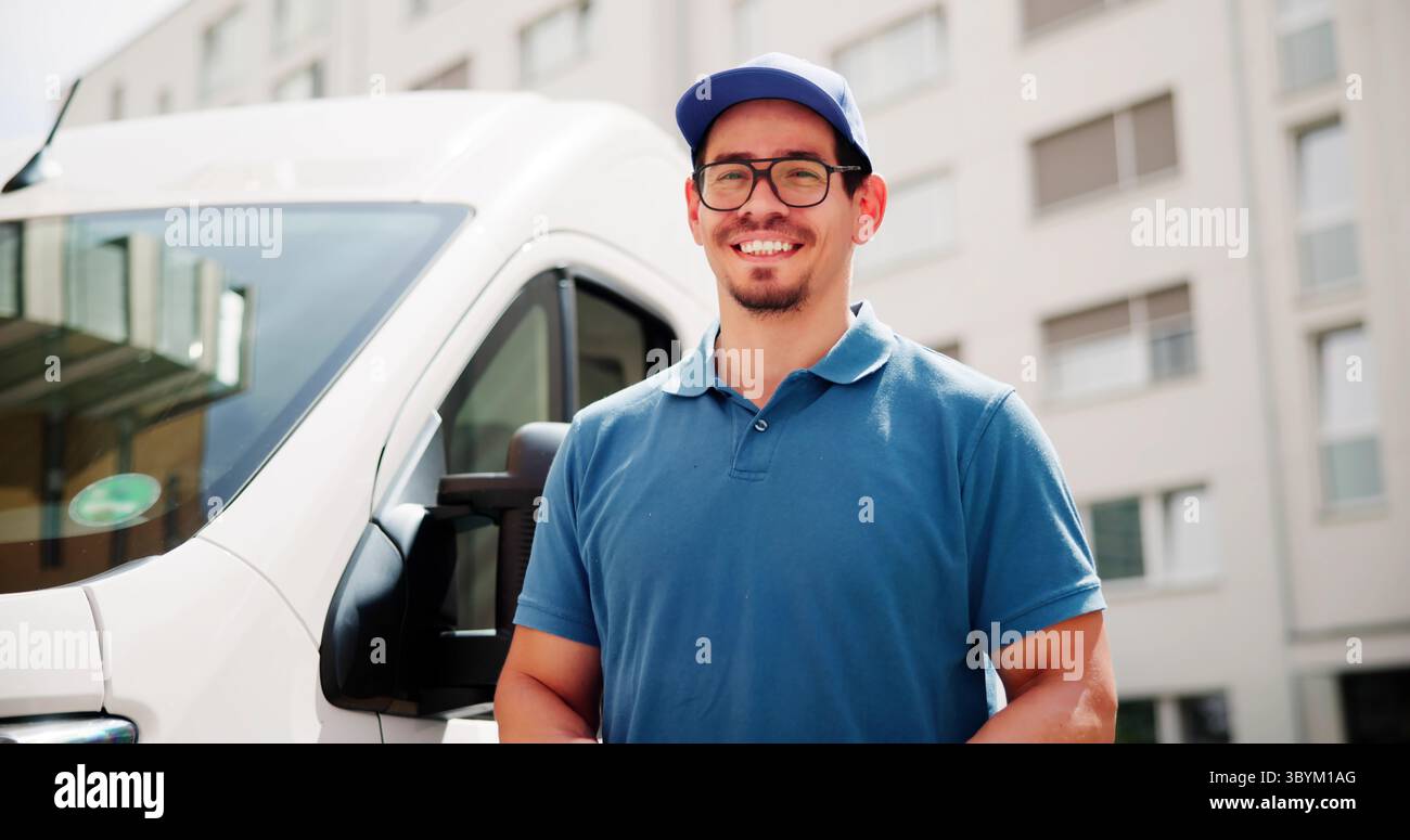 Zuversichtlicher Hispanic-Kurier, Der Pakete Mit Einem Tablet In Der Nähe Des Lieferwagens Zustellt Stockfoto