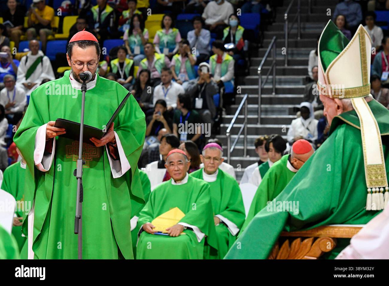 September 2023, Ulaanbaatar, MONGOLEI, MONGOLEI: Ulaanbaatar (Mongolei), 09.03.2023.- Ein Foto der Vatikanischen Medien zeigt Papst Franziskus (R) während einer heiligen Messe im Sportstadion „Steppe Arena“ in Ulaanbaatar, Mongolei, am 3. September 2023. Papst Franziskus landete am 1. September in der mongolischen Hauptstadt Ulaanbaatar, um seine 43. Internationale apostolische Reise in die Mongolei unter dem Motto „gemeinsam hoffen“ bis zum 4. September zu beginnen. (Papa) (Kreditbild: © Vatikanische Medien/Handout via ZUMA Press Wire) Stockfoto