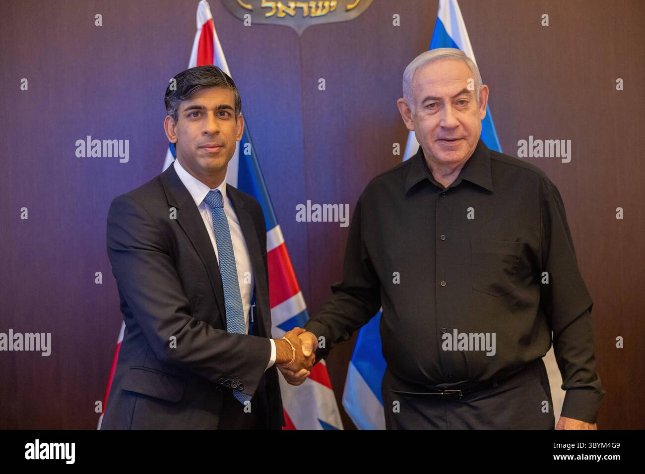 18. Oktober 2023, Jerusalem, Israel: Jerusalem (Israel), 18.10.2023.- Ein Handout-Foto, das von Downing Street 10 zur Verfügung gestellt wurde, zeigt den britischen Premierminister Rishi Sunak (L), der am 19. Oktober 2023 in Jerusalem den israelischen Premierminister Benjamin Netanjahu (R) trifft. Mehr als 3.400 Palästinenser und 1.400 Israelis sind laut der israelischen Verteidigungskräfte (IDF) und der palästinensischen Gesundheitsbehörde getötet worden, seit die Hamas-Militanten am 07. Oktober einen Angriff auf Israel aus dem Gazastreifen gestartet haben. Israel hat alle Bürger des Gazastreifens gewarnt, vor einer erwarteten Invasion in den Süden zu ziehen. (J Stockfoto