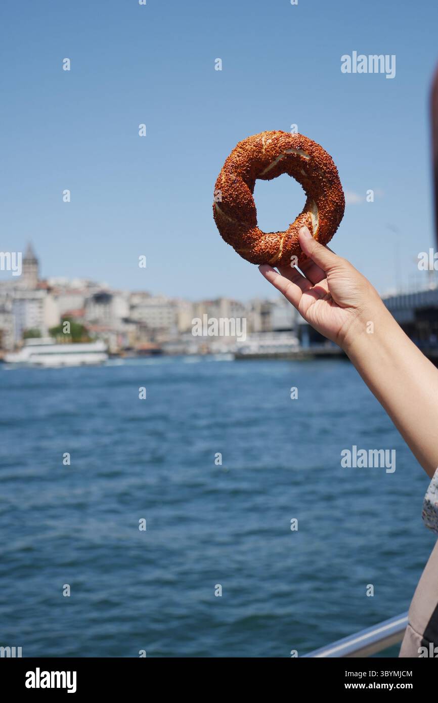 Genießen Sie ein Simit am Wasser in Istanbul Stockfoto