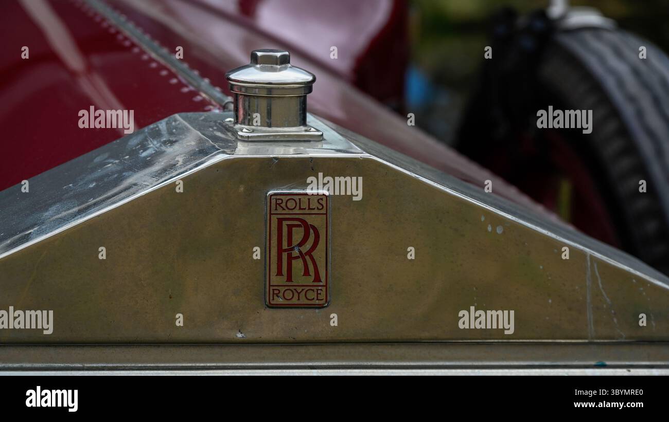 SOUTHEND-ON-SEA, Großbritannien - 5. JULI 2025: Rollt Royce-Logo und Motorhaube an Oldtimer Stockfoto