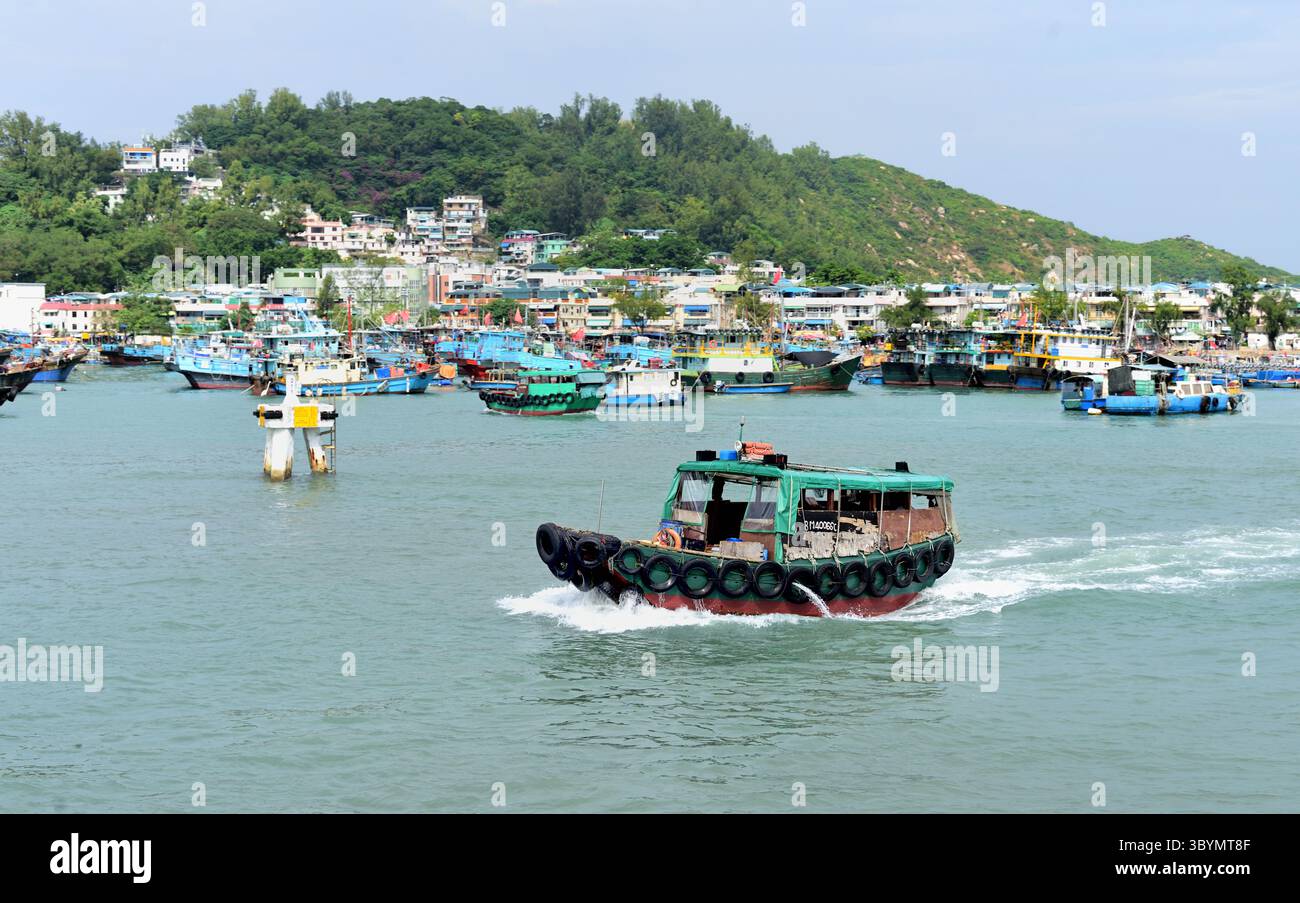Kleine Sanpan-Bootstour entlang der Küste von Cheung Chau Island Stockfoto