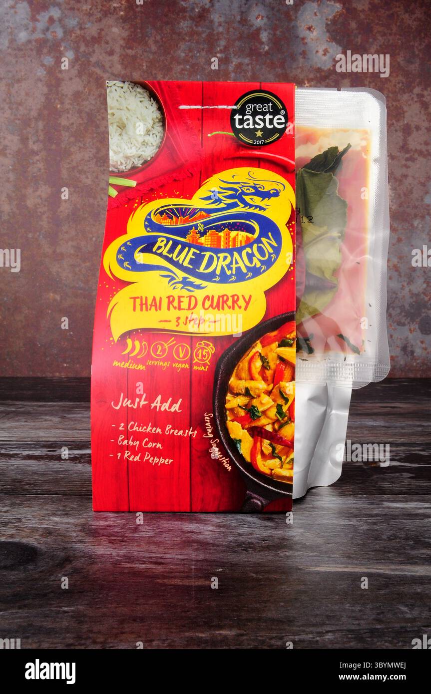 Blue Dragon Three Step Thai Red Curry Kit Pack mit Paste, Sauce und ...