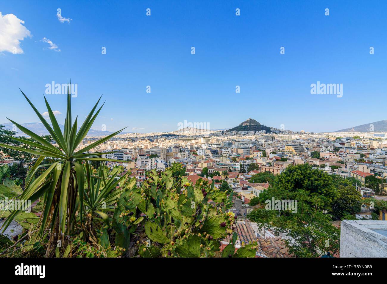 Blick über Athen in Richtung Lycabettus Hill, Athen, Griechenland Stockfoto