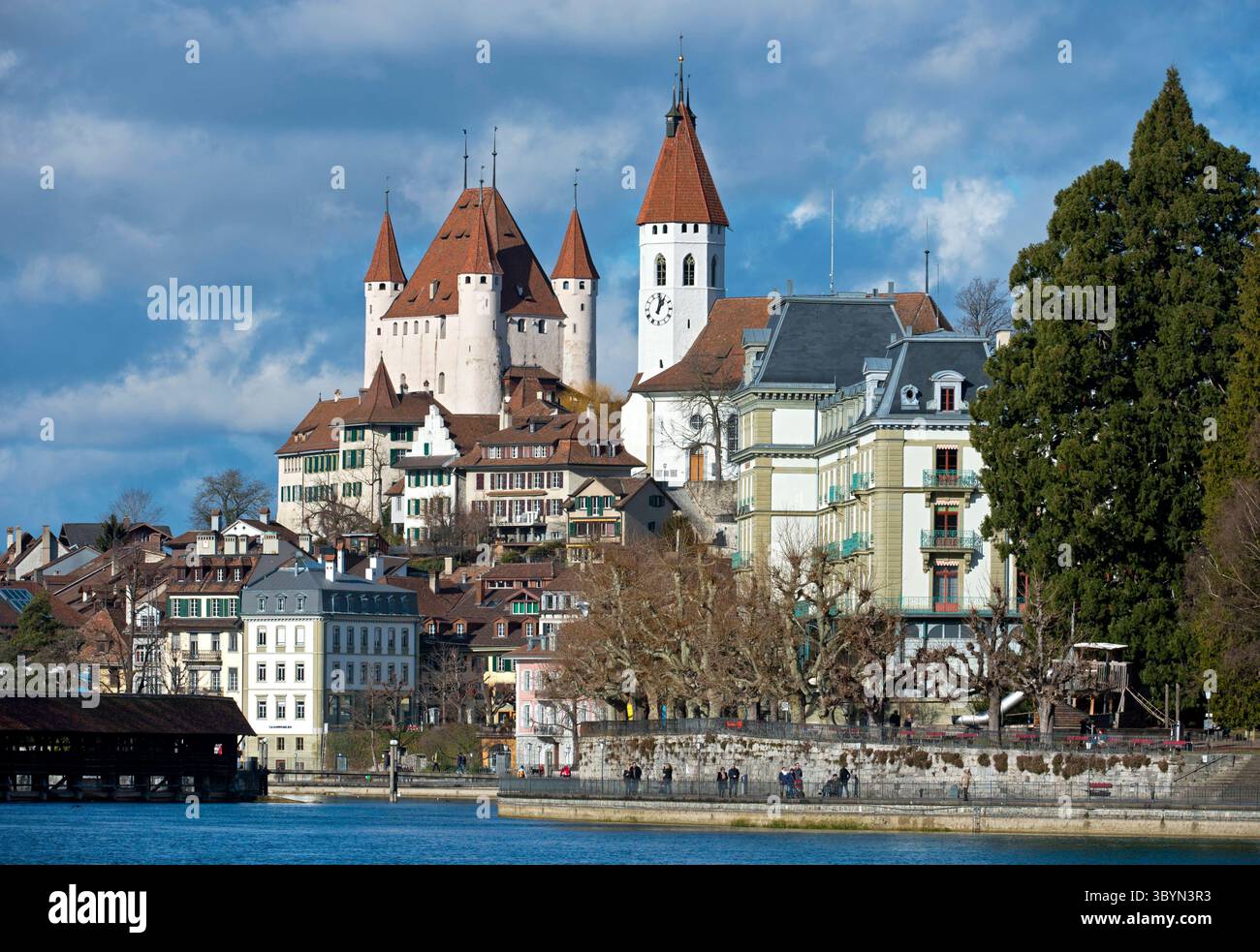 Schloss Thun und Turm der Stadtkirche, Thun, Kanton Bern. Schweiz *** Schloss Thun und Turm der Stadtkirche Thun, Kanton Bern, Schweiz *** Stockfoto
