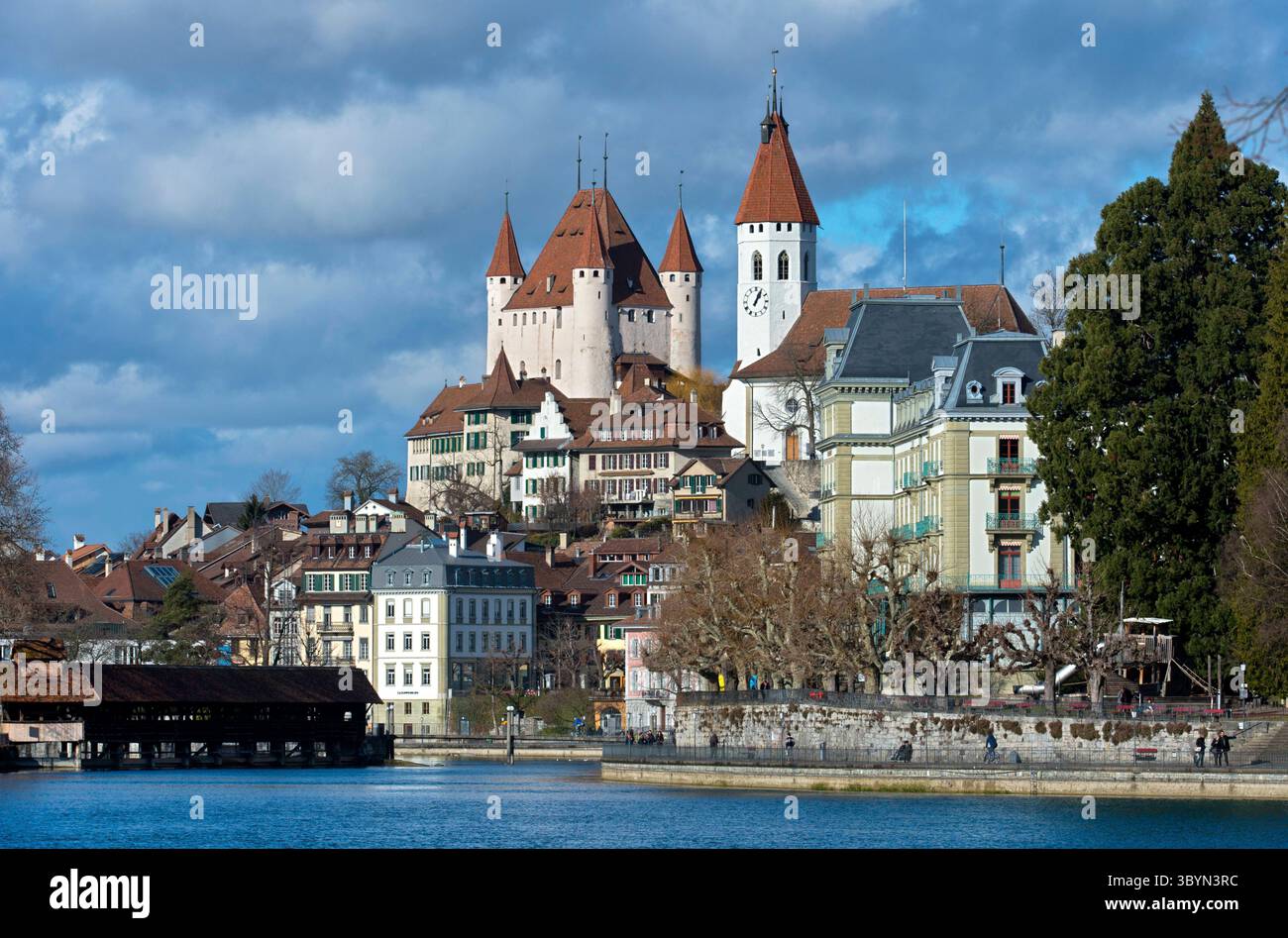 Schloss Thun und Turm der Stadtkirche, Thun, Kanton Bern. Schweiz *** Schloss Thun und Turm der Stadtkirche Thun, Kanton Bern, Schweiz *** Stockfoto