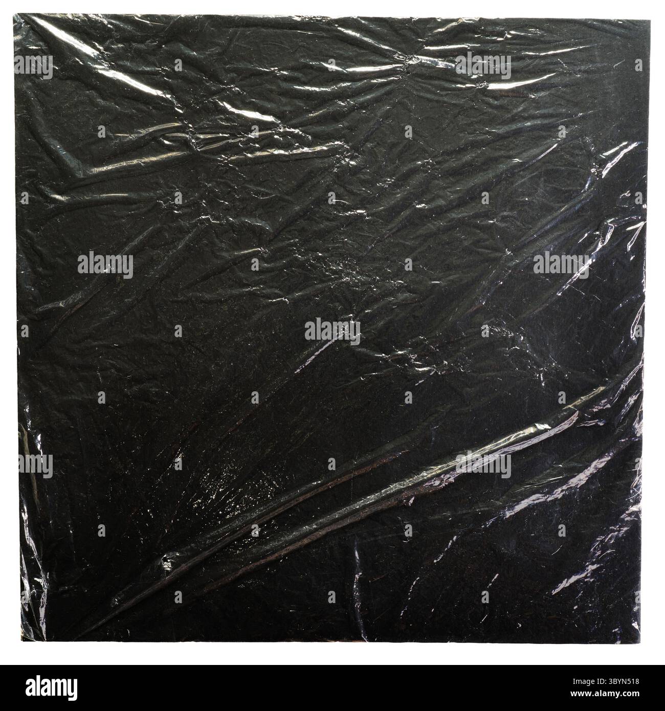 Schwarzes quadratisches Plattencover mit faltiger Frischhaltefolie Textur Modell isoliert auf weißem Hintergrund mit Beschneidungspfad Stockfoto