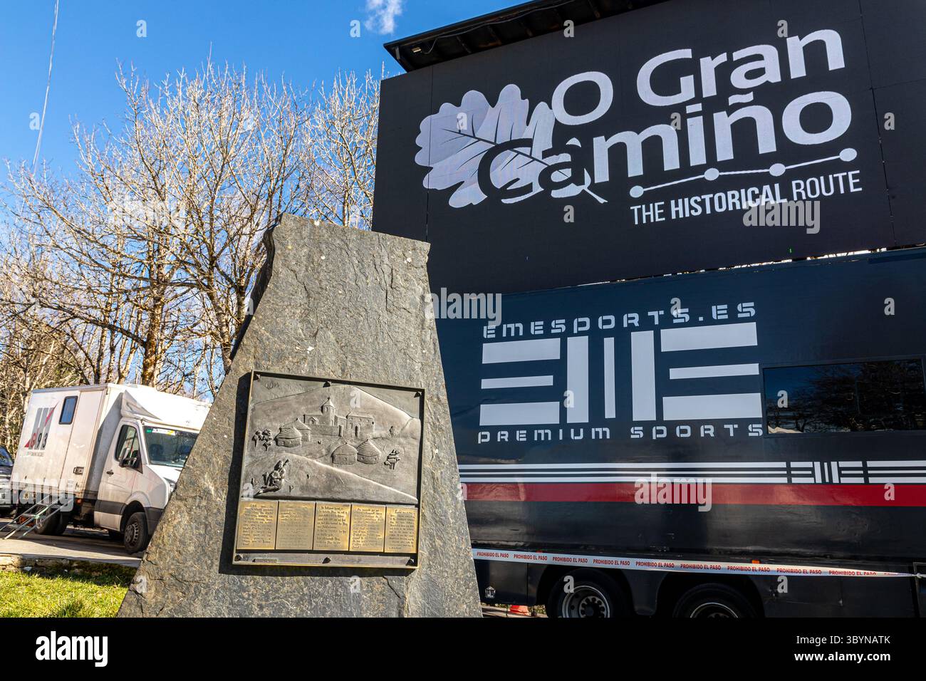 O Cebreiro, Spanien. Veranstaltungsstrukturen und Banner für die Ziellinie eines O Gran Camino 2025 in O Cebreiro mit Logos von Sponsoren und ra Stockfoto
