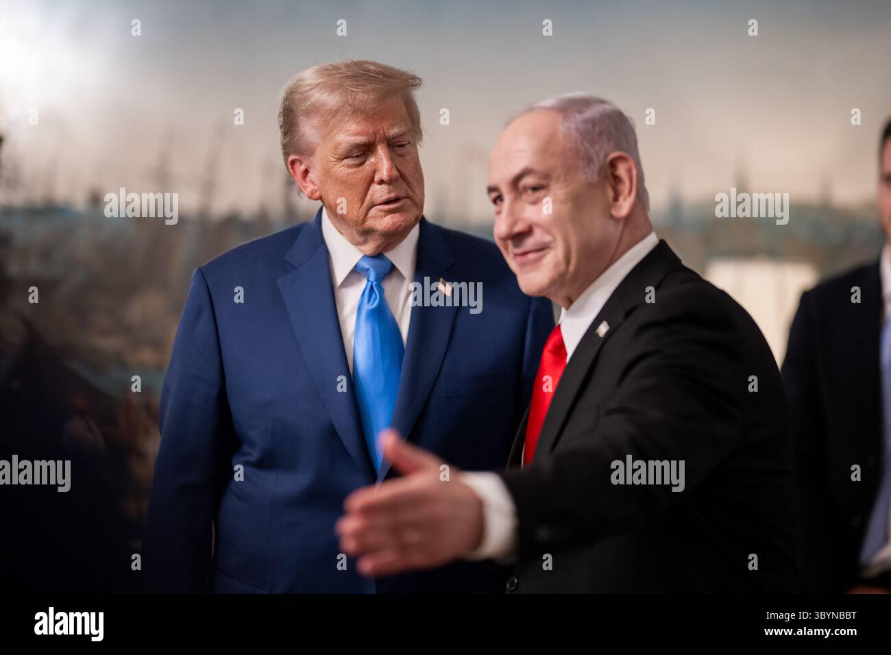 Präsident Donald Trump und der israelische Premierminister Benjamin Netanjahu sprechen privat im Vermeil Room vor einem Abendessen am Montag, 7. Juli 2025, im The Stockfoto