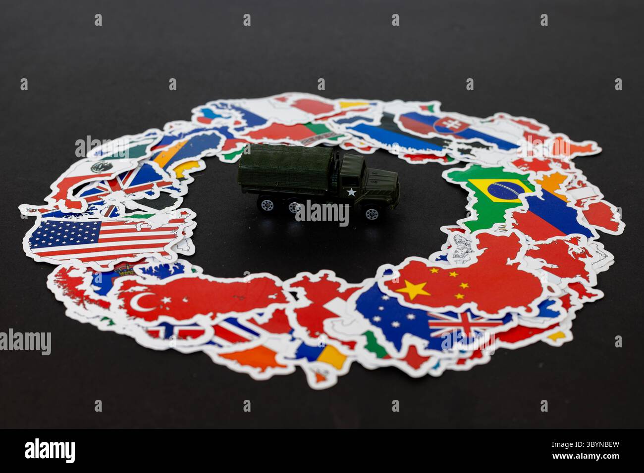 Militärfahrzeug in der Mitte der Welt Flaggen für internationale Militäroperationen Stockfoto