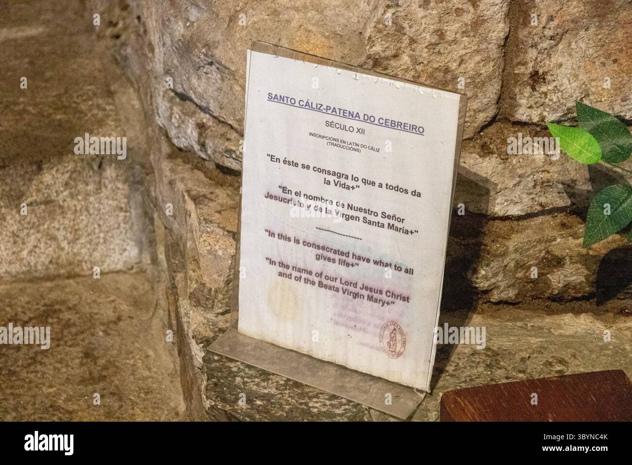O Cebreiro, Spanien. Der Santo Caliz oder Heiliger Gral in der Kirche Santa Maria la Real do Cebreiro, ein wichtiges religiöses Relikt des C. Stockfoto