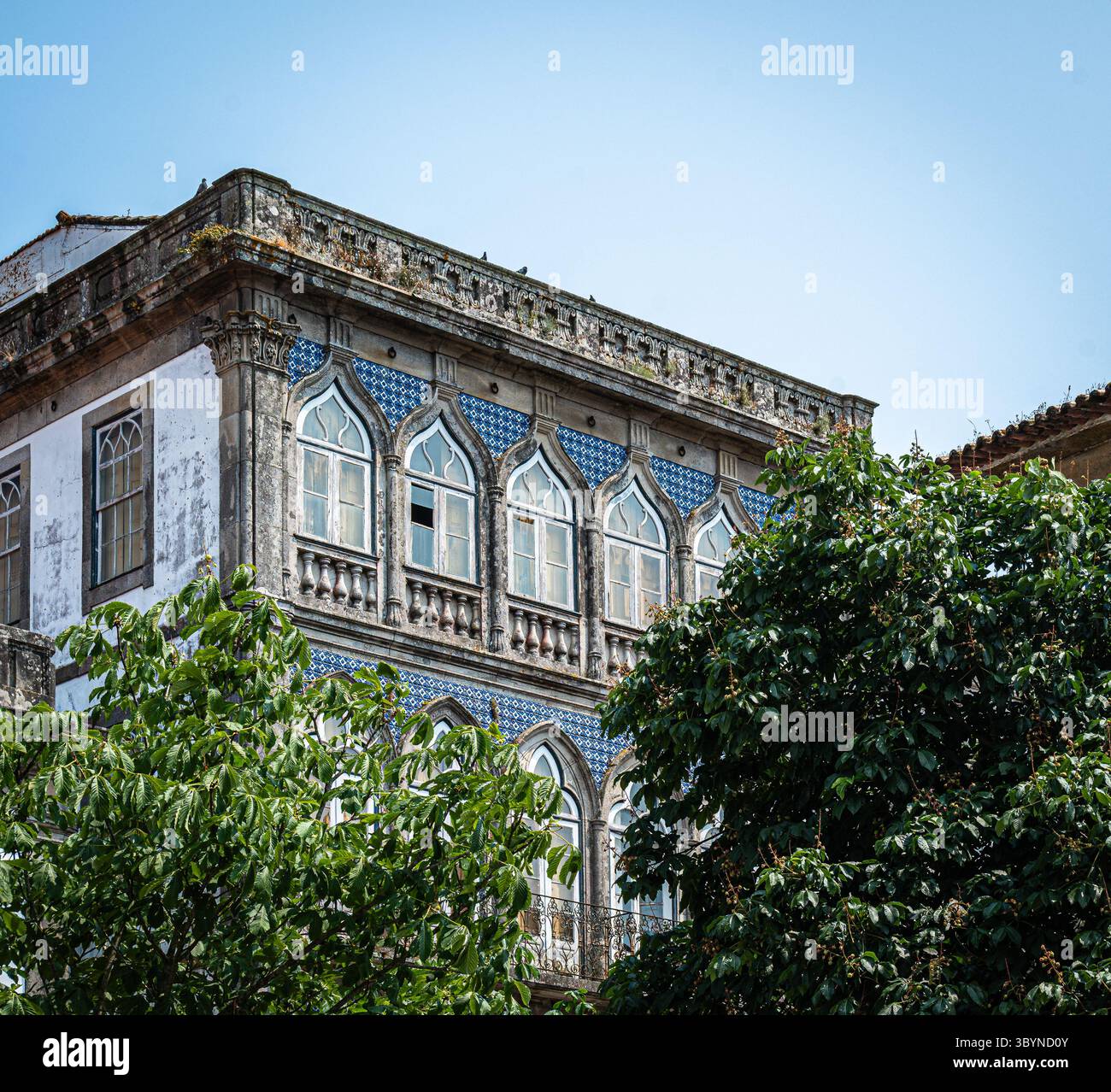 Ein typisch portugiesisches Gebäude, das mit wunderschönen Azulejo-Fliesen in der auf einem Hügel gelegenen Stadt Valenca do Minho im Norden Portugals dekoriert ist. Stockfoto
