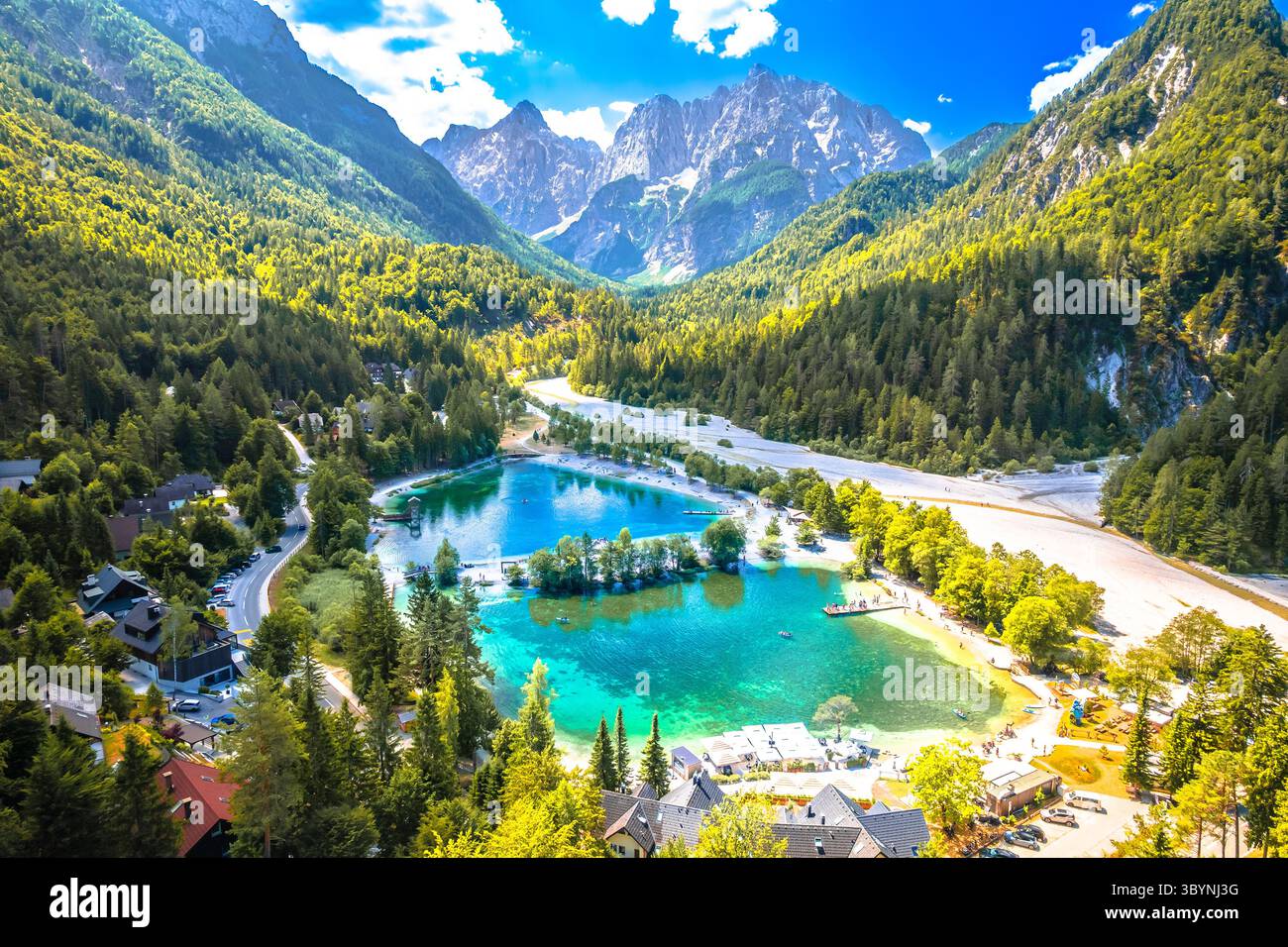 Malerischer Jasna-See in Kranjska Gora aus der Vogelperspektive, Julische Alpen in Slowenien Stockfoto