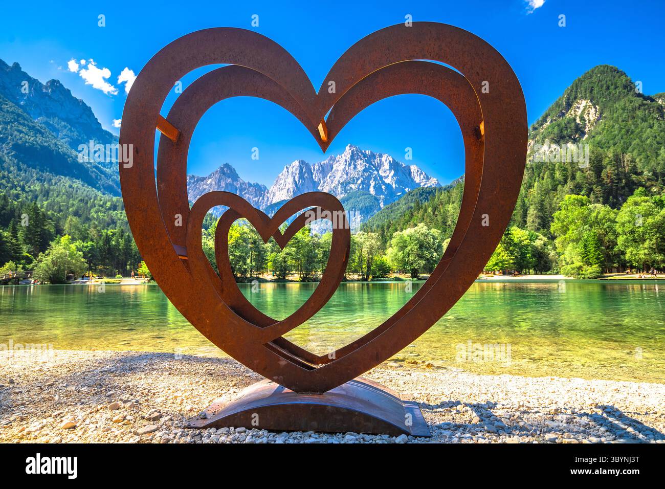 Eiserne Herz am Jasna See in Kranjska Gora malerische Aussicht, Landschaft der Julischen Alpen in Slowenien Stockfoto
