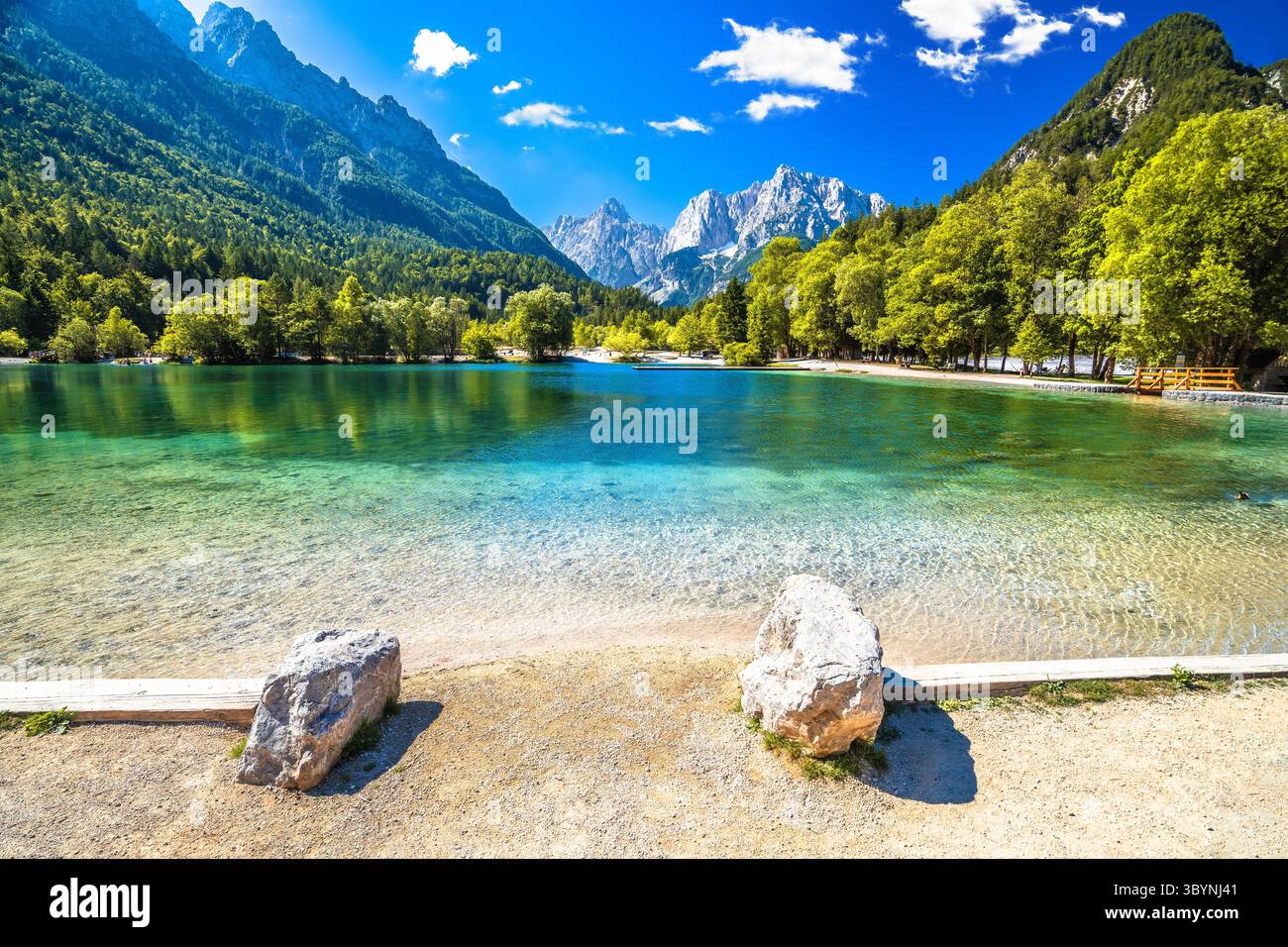 Malerischer Jasna See in Kranjska Gora türkisfarbener Blick, Landschaft der Julischen Alpen in Slowenien Stockfoto
