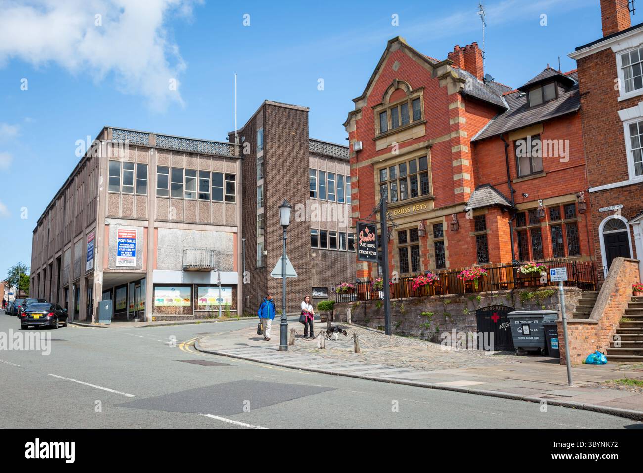 Alte und neue Gebäude an der Lower Bridge Street, Chester, Großbritannien. 2025 Stockfoto
