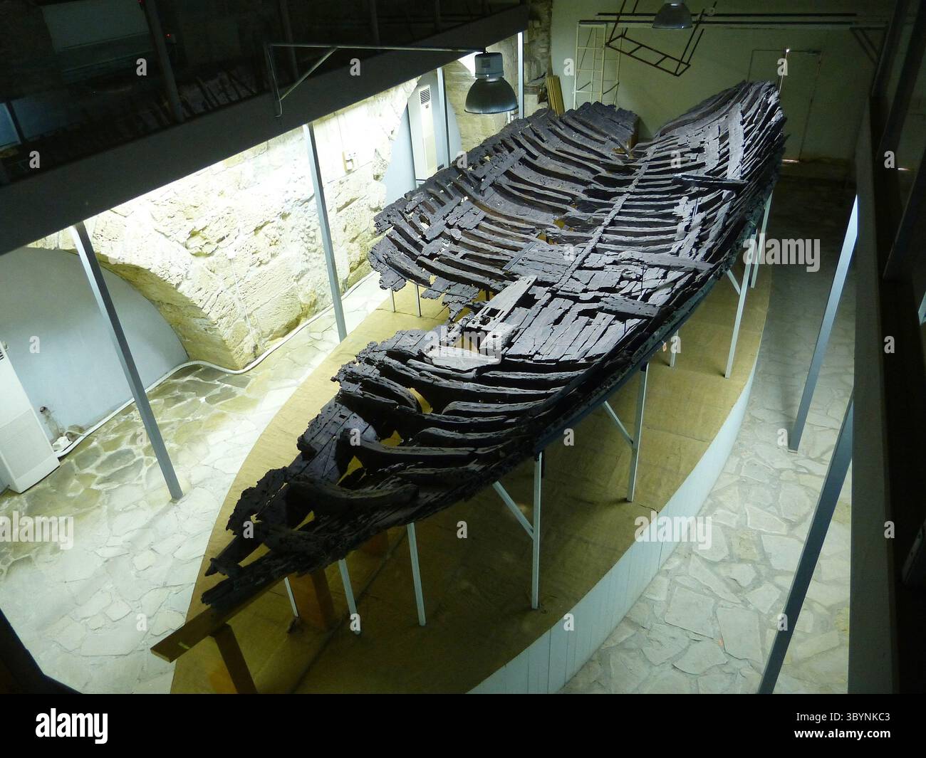 Kyrenia, Zypern – 25. Mai 2013. Griechisches Handelsschiff mit Holzhüllen (Aleppo-Kiefer) im Schiffswrack-Museum der Burg Kyrenia. Stockfoto