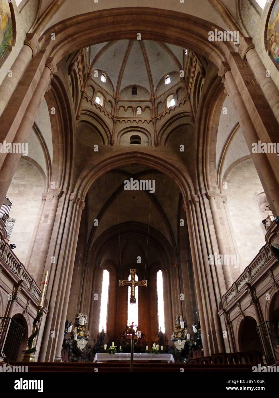Mainz, Deutschland – 8. Mai 2014. Inneres des Mainzer Doms mit Blick auf den Hauptaltar. Stockfoto