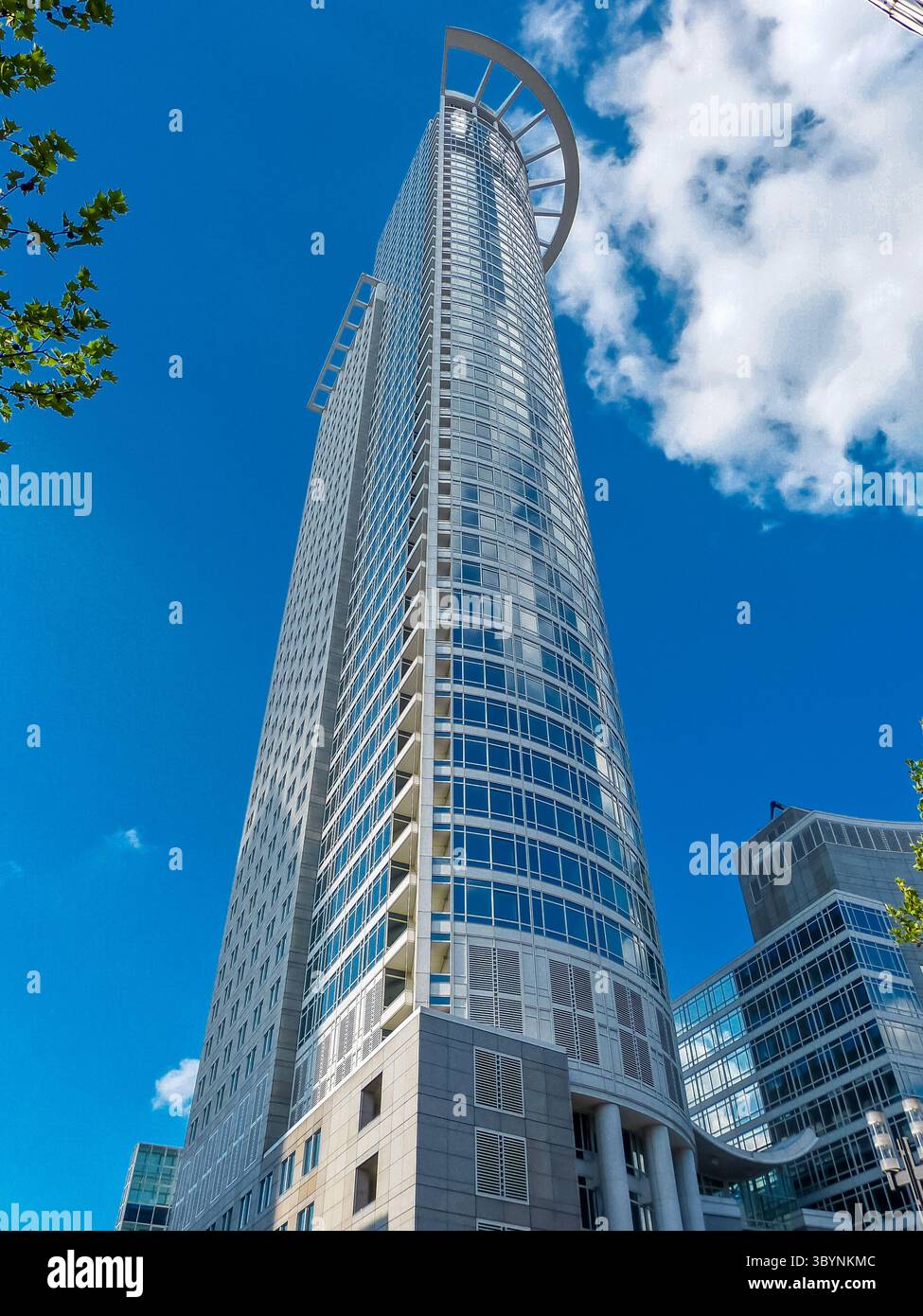 Frankfurt-am-Maine, Deutschland – 3. Mai 2012. Turm Westendstraße 1 (auch DZ-Turm genannt) in Frankfurt. Die Westendstraße 1 ist eine 53-stöckige, 208 m hohe Skyscr Stockfoto