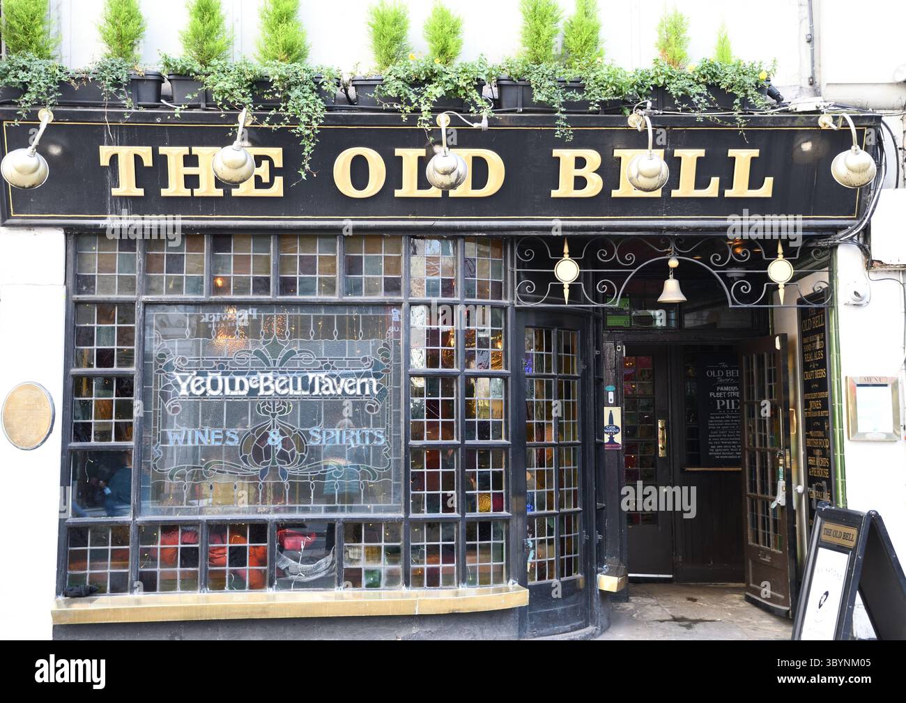 The Old Bell Tavern, Fleet Street, Central London, Großbritannien Stockfoto