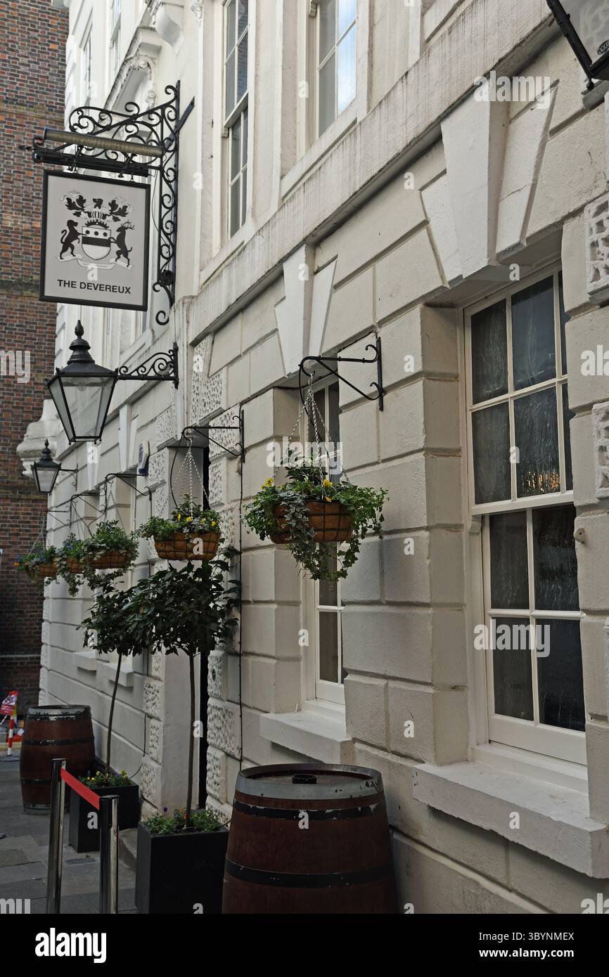 The Devereux Traditional Pub and Restaurant, off the Strand, City of Westminster, London, UK. Devereux ist der Familienname der Earls of Essex. Stockfoto