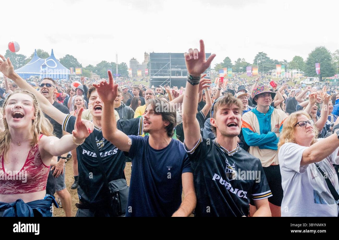 Festivalfans genießen die Musik beim Pracht Music Festival auf dem historischen Gelände der Wollaton Hall, Nottingham. Stockfoto
