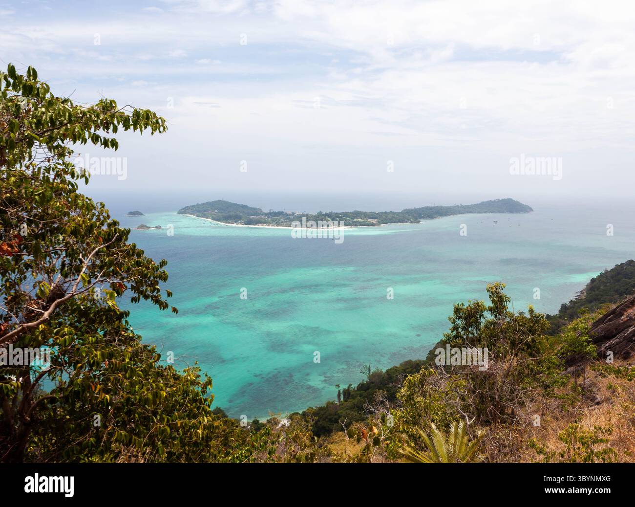 Blick auf Koh Lipe von der Insel Adang, Aussichtspunkt Chado Cliff, Thailand. Stockfoto Blick auf Koh Lipe von der Insel Adang, Aussichtspunkt Chado Cliff, Thailand. Stockfoto