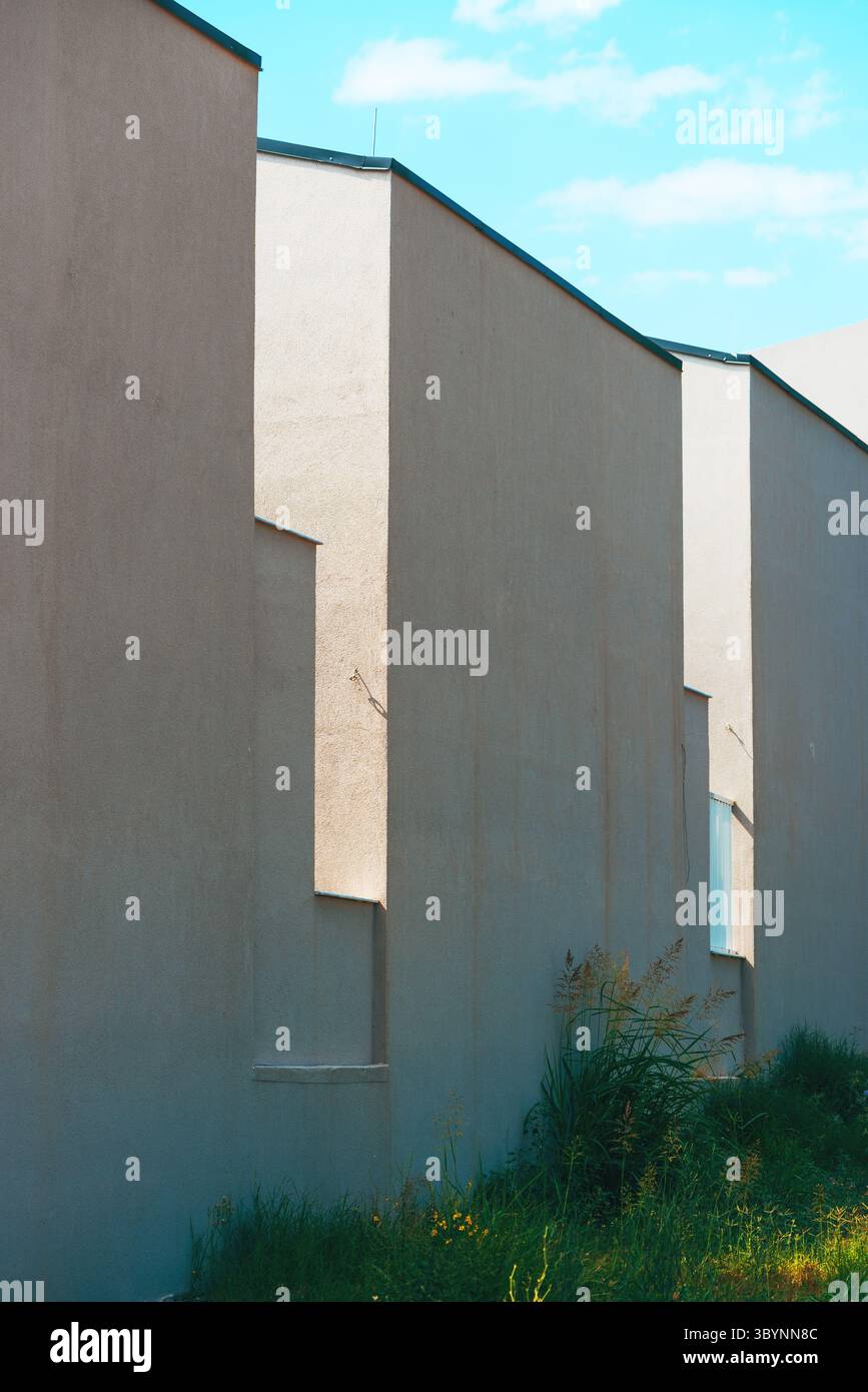 Architektonischer Hintergrund mit Schatten- und Lichtmuster, selektiver Fokus Stockfoto