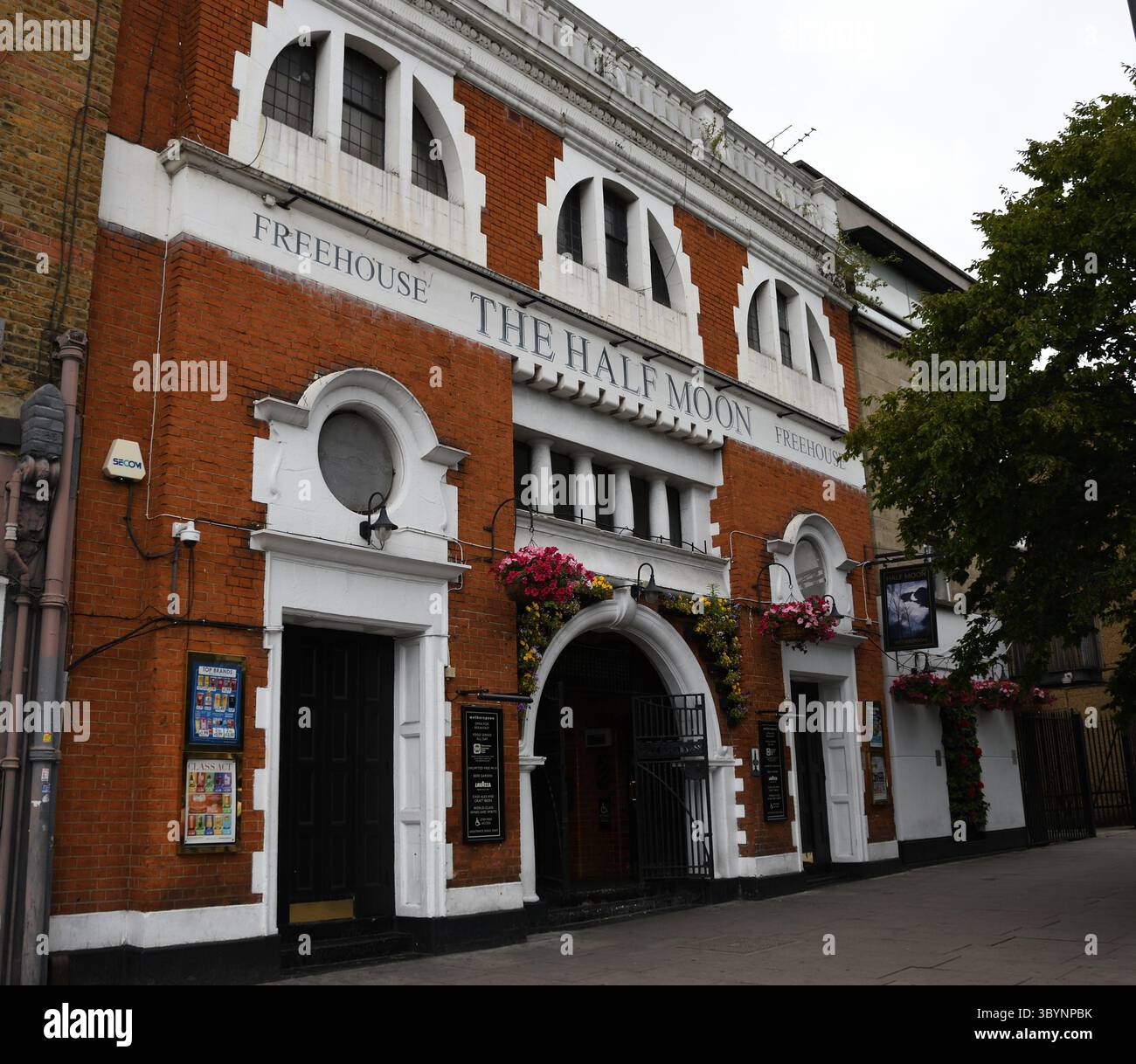 Der Half Moon Pub, Whitechapel, Tower Hamlets. East London, London, England, Vereinigtes Königreich. Die ehemalige methodistische Kapelle, die die Vorderseite bildet Stockfoto