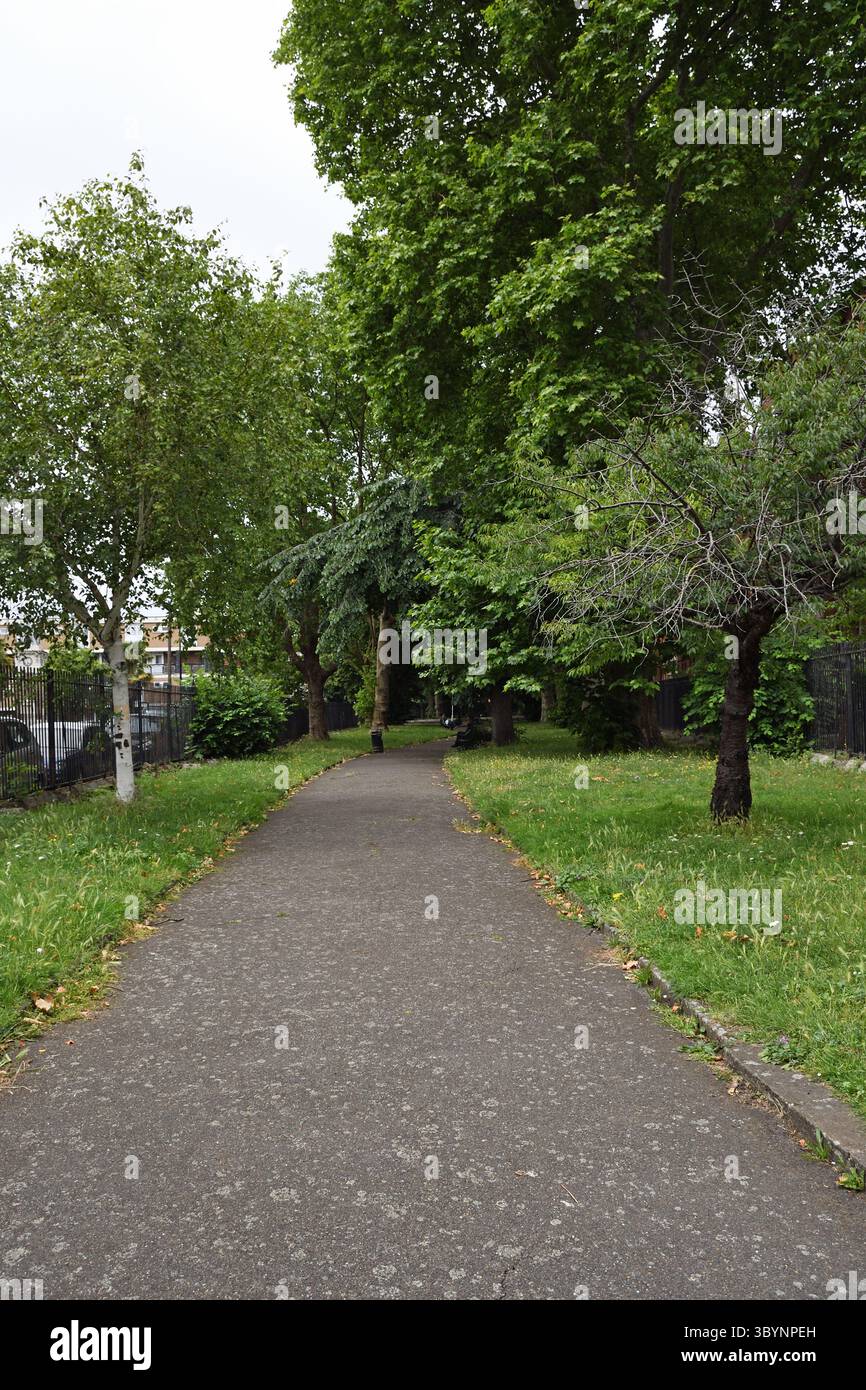 Stepney Green, Whitechapel, East London, Tower Hamlets, London, England, Vereinigtes Königreich. Das Grün selbst war ursprünglich viel größer, war aber rot Stockfoto