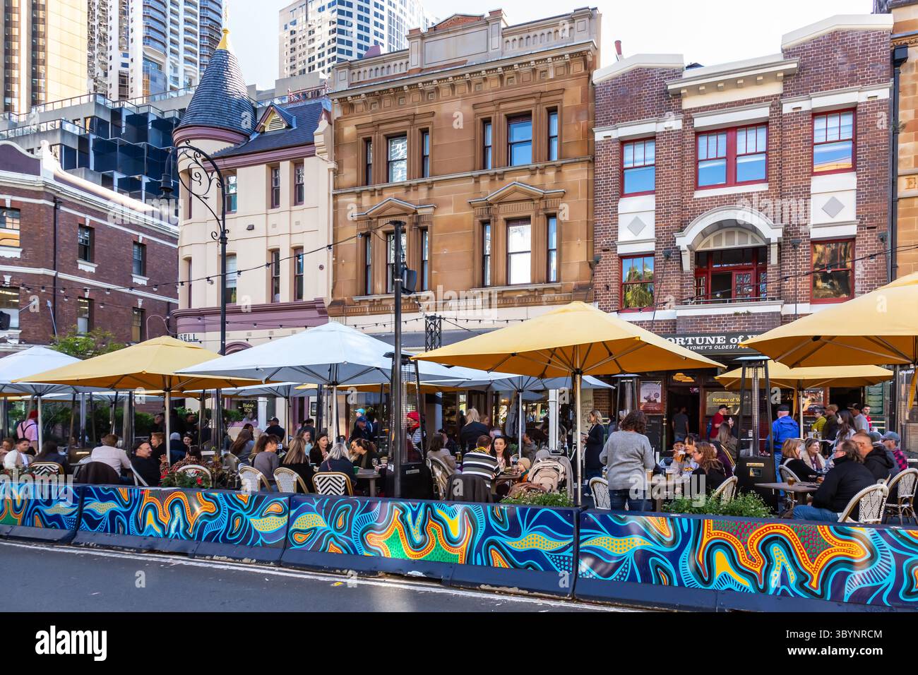 Sydney, Australien, Samstag, den 19. Juli 2025 - festliche Stimmung erleuchtete die Rocks, Sydney, als Weihnachten im Juli Winterzauber zu einem sonnigen Tag brachte. Einheimische Stockfoto