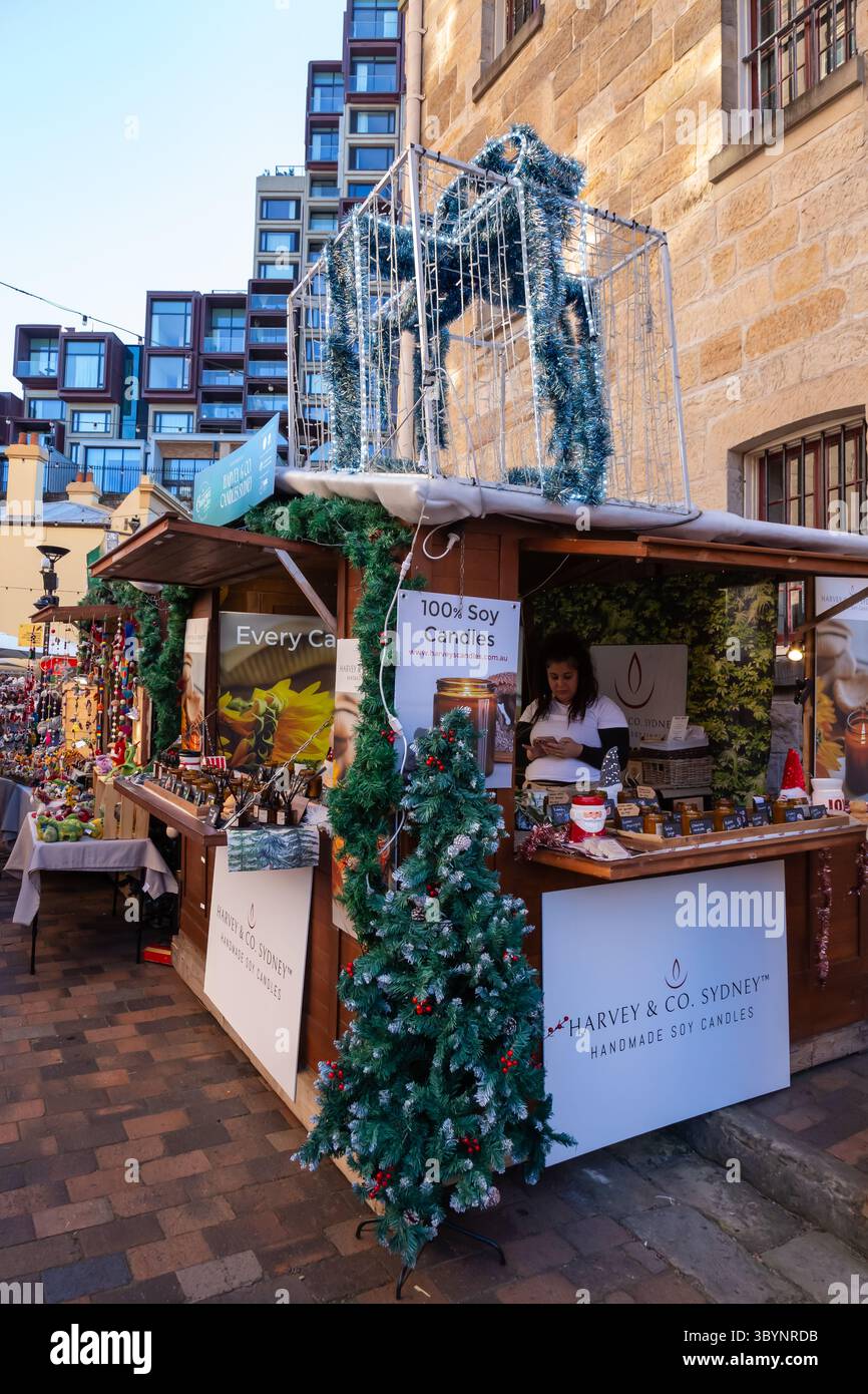 Sydney, Australien, Samstag, den 19. Juli 2025 - festliche Stimmung erleuchtete die Rocks, Sydney, als Weihnachten im Juli Winterzauber zu einem sonnigen Tag brachte. Einheimische Stockfoto