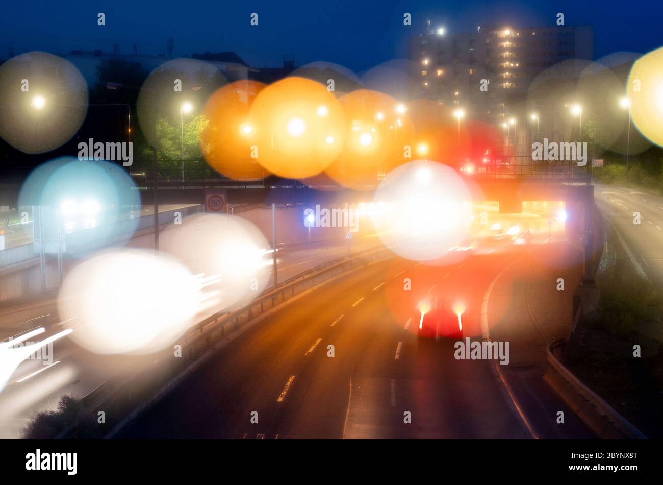 Berlin, Deutschland. Juni 2025. Autos, die auf der Autobahn 100 fahren, auch bekannt als Berliner Ringstraße (Langzeitbelichtung). Quelle: Hauke Schröder/dpa/Alamy Live News Stockfoto
