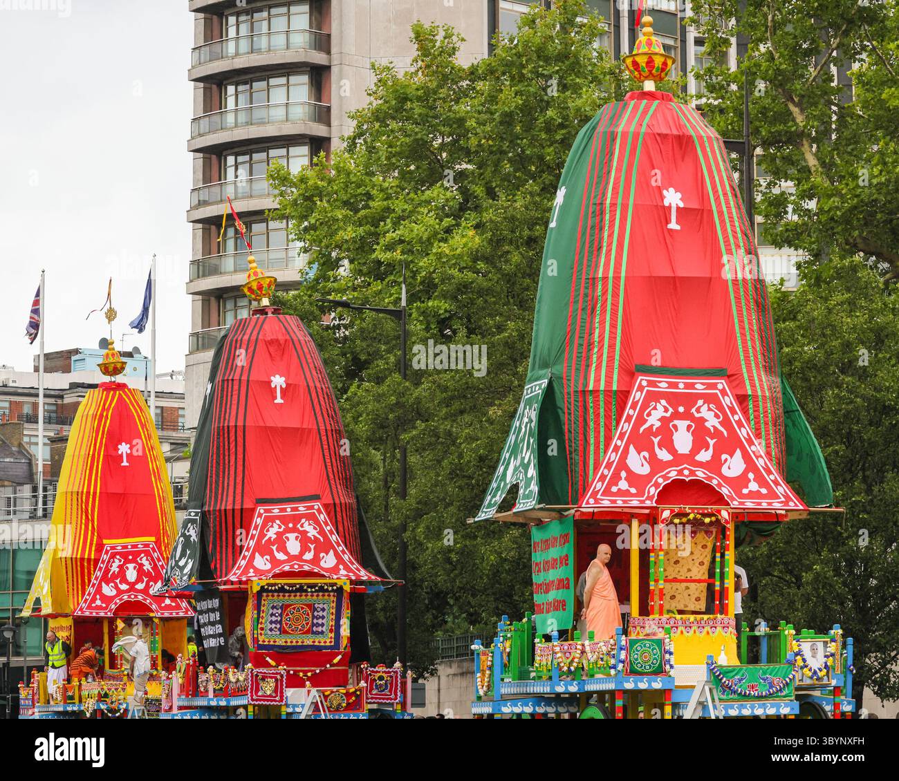 London, Großbritannien. Juli 2025. London Ratha Yatra (auch Rathayatra) ist eine jährliche Chariot-Prozession durch das Zentrum Londons und Festival zum Trafalgar Square. Drei große Wagen mit Gottheiten werden von Hand gezogen, begleitet von Musik, Tanz, einem Kirtan und mehreren Tausend Followern sowie vielen Besuchern. Quelle: Imageplotter/Alamy Live News Stockfoto London, Großbritannien. Juli 2025. London Ratha Yatra (auch Rathayatra) ist eine jährliche Chariot-Prozession durch das Zentrum Londons und Festival zum Trafalgar Square. Drei große Wagen mit Gottheiten werden von Hand gezogen, begleitet von Musik, Tanz, einem Kirtan und mehreren Tausend Followern sowie vielen Besuchern. Quelle: Imageplotter/Alamy Live News Stockfoto