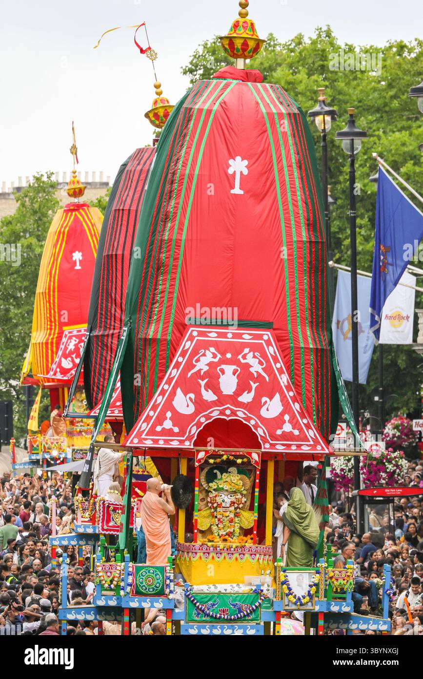 London, Großbritannien. Juli 2025. Die Chariots im Zentrum von London. London Ratha Yatra (auch Rathayatra) ist eine jährliche Chariot-Prozession durch das Zentrum Londons und Festival zum Trafalgar Square. Drei große Wagen mit Gottheiten werden von Hand gezogen, begleitet von Musik, Tanz, einem Kirtan und mehreren Tausend Followern sowie vielen Besuchern. Quelle: Imageplotter/Alamy Live News Stockfoto London, Großbritannien. Juli 2025. Die Chariots im Zentrum von London. London Ratha Yatra (auch Rathayatra) ist eine jährliche Chariot-Prozession durch das Zentrum Londons und Festival zum Trafalgar Square. Drei große Wagen mit Gottheiten werden von Hand gezogen, begleitet von Musik, Tanz, einem Kirtan und mehreren Tausend Followern sowie vielen Besuchern. Quelle: Imageplotter/Alamy Live News Stockfoto