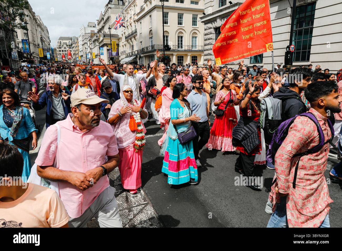 London, Großbritannien. Juli 2025. London Ratha Yatra (auch Rathayatra) ist eine jährliche Chariot-Prozession durch das Zentrum Londons und Festival zum Trafalgar Square. Drei große Wagen mit Gottheiten werden von Hand gezogen, begleitet von Musik, Tanz, einem Kirtan und mehreren Tausend Followern sowie vielen Besuchern. Quelle: Imageplotter/Alamy Live News Stockfoto London, Großbritannien. Juli 2025. London Ratha Yatra (auch Rathayatra) ist eine jährliche Chariot-Prozession durch das Zentrum Londons und Festival zum Trafalgar Square. Drei große Wagen mit Gottheiten werden von Hand gezogen, begleitet von Musik, Tanz, einem Kirtan und mehreren Tausend Followern sowie vielen Besuchern. Quelle: Imageplotter/Alamy Live News Stockfoto