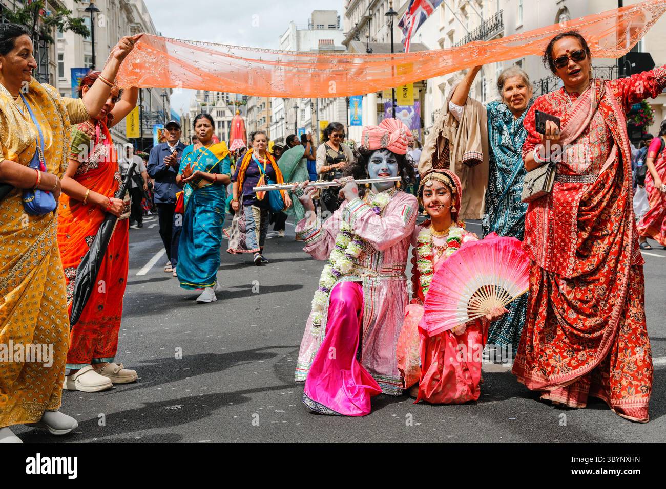 London, Großbritannien. Juli 2025. London Ratha Yatra (auch Rathayatra) ist eine jährliche Chariot-Prozession durch das Zentrum Londons und Festival zum Trafalgar Square. Drei große Wagen mit Gottheiten werden von Hand gezogen, begleitet von Musik, Tanz, einem Kirtan und mehreren Tausend Followern sowie vielen Besuchern. Quelle: Imageplotter/Alamy Live News Stockfoto London, Großbritannien. Juli 2025. London Ratha Yatra (auch Rathayatra) ist eine jährliche Chariot-Prozession durch das Zentrum Londons und Festival zum Trafalgar Square. Drei große Wagen mit Gottheiten werden von Hand gezogen, begleitet von Musik, Tanz, einem Kirtan und mehreren Tausend Followern sowie vielen Besuchern. Quelle: Imageplotter/Alamy Live News Stockfoto