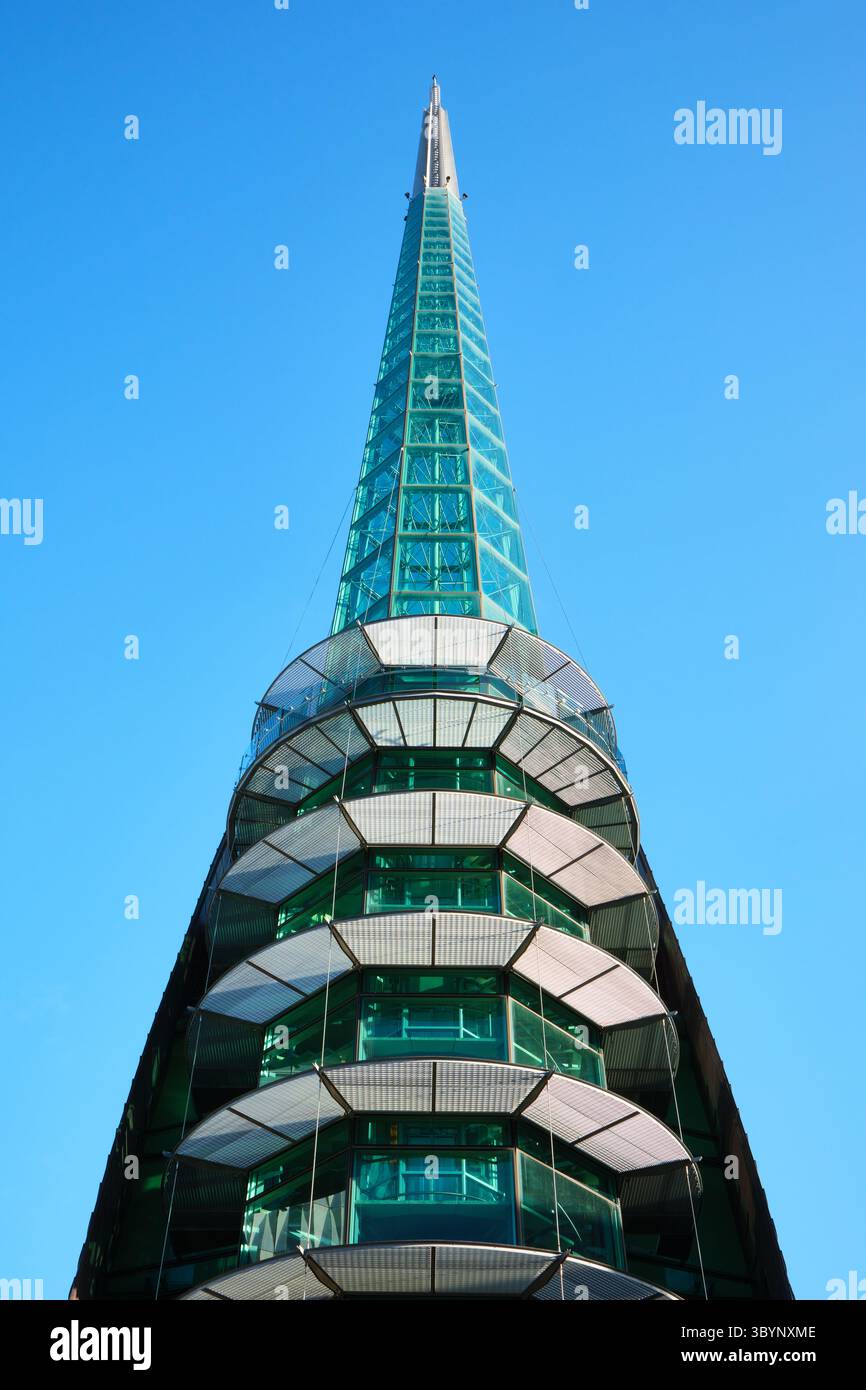 Vertikales Bild des Swan Bell Tower, auch bekannt als Swan Bells oder Bell Tower, vor einem blauen Himmel, Barrack Square, Perth, Western Australia. Stockfoto