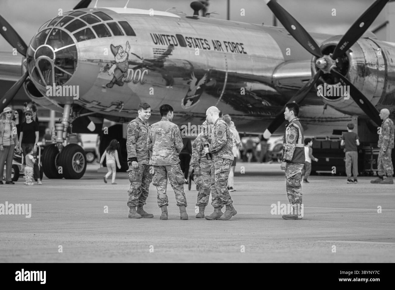 USAF-Mitglieder versammeln sich in der Nähe der B-29 Superfortress „Doc“ in McGuire AFB, Mai 2025. Ein ehrlicher Moment mit der Öffentlichkeit während einer statischen Ausstellung auf der Flugschau. Stockfoto