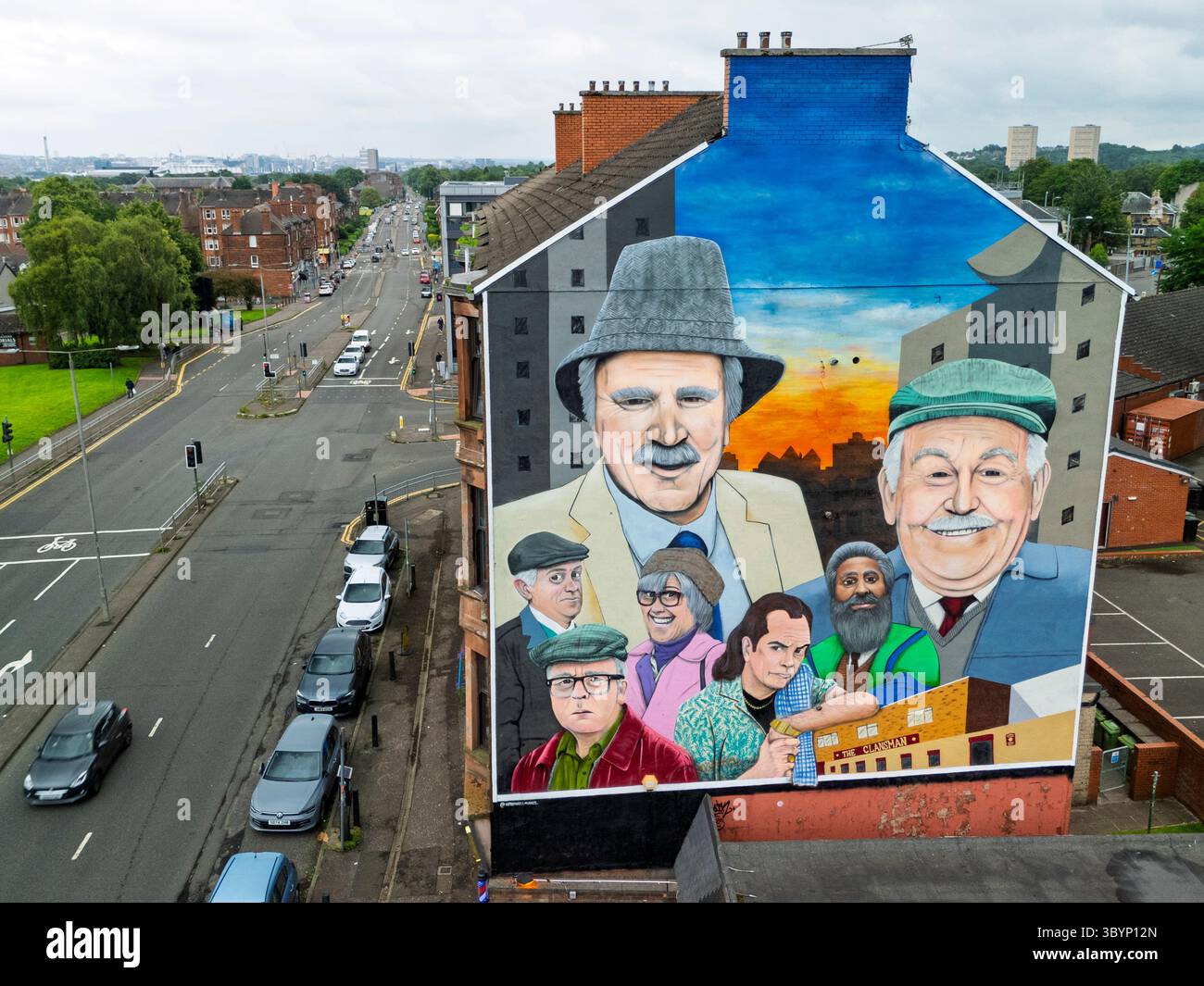 NUR REDAKTIONELLE VERWENDUNG. Ein neues Wandbild mit Charakteren aus der TV-Serie STILL Game des Künstlers Ejek in Cardonald Glasgow, Schottland, Großbritannien Stockfoto