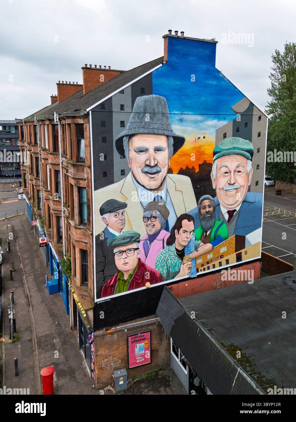 NUR REDAKTIONELLE VERWENDUNG. Ein neues Wandbild mit Charakteren aus der TV-Serie STILL Game des Künstlers Ejek in Cardonald Glasgow, Schottland, Großbritannien Stockfoto