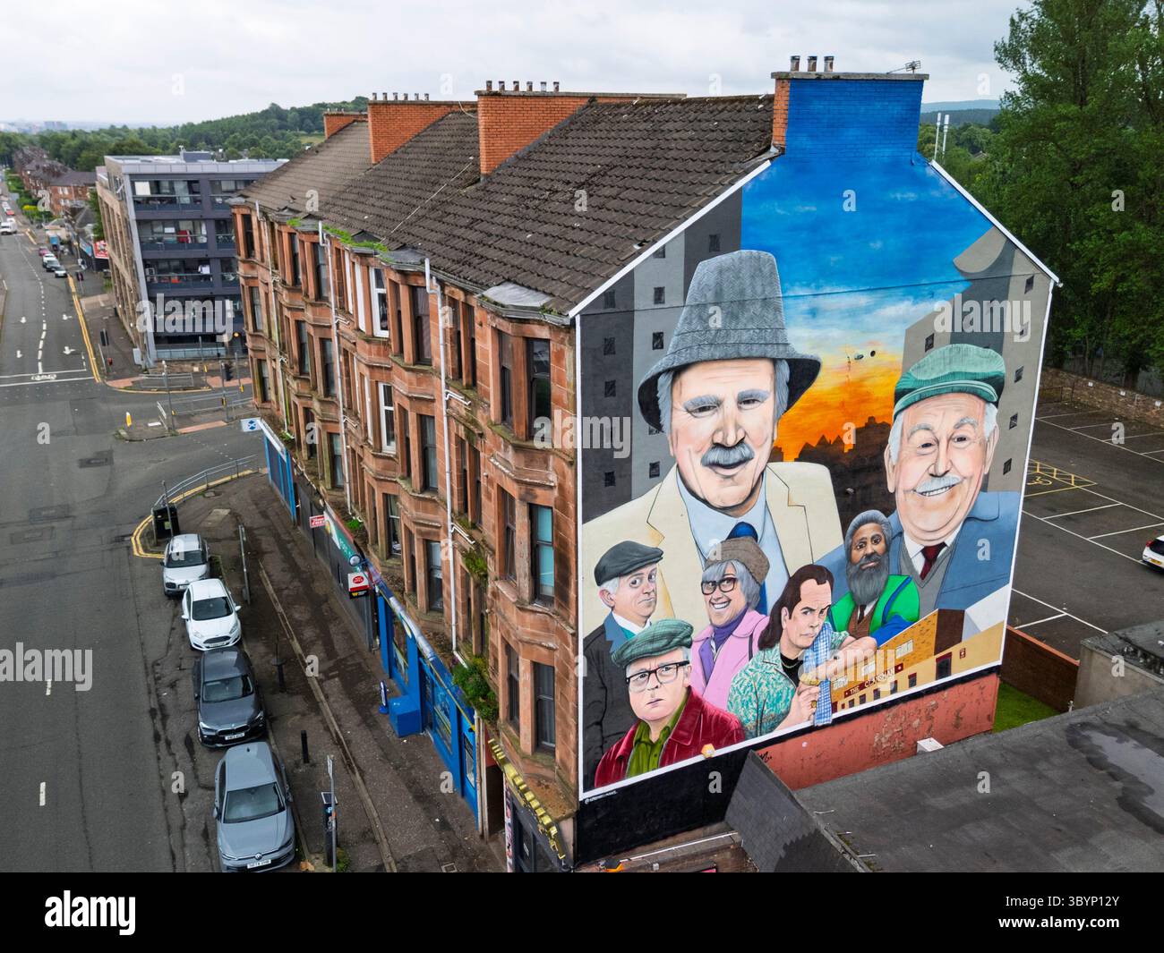 NUR REDAKTIONELLE VERWENDUNG. Ein neues Wandbild mit Charakteren aus der TV-Serie STILL Game des Künstlers Ejek in Cardonald Glasgow, Schottland, Großbritannien Stockfoto