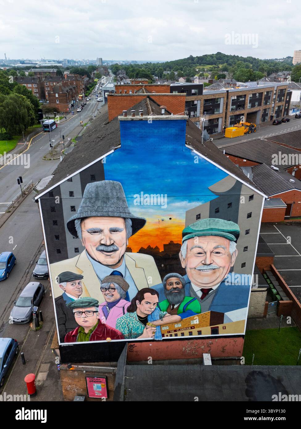 NUR REDAKTIONELLE VERWENDUNG. Ein neues Wandbild mit Charakteren aus der TV-Serie STILL Game des Künstlers Ejek in Cardonald Glasgow, Schottland, Großbritannien Stockfoto