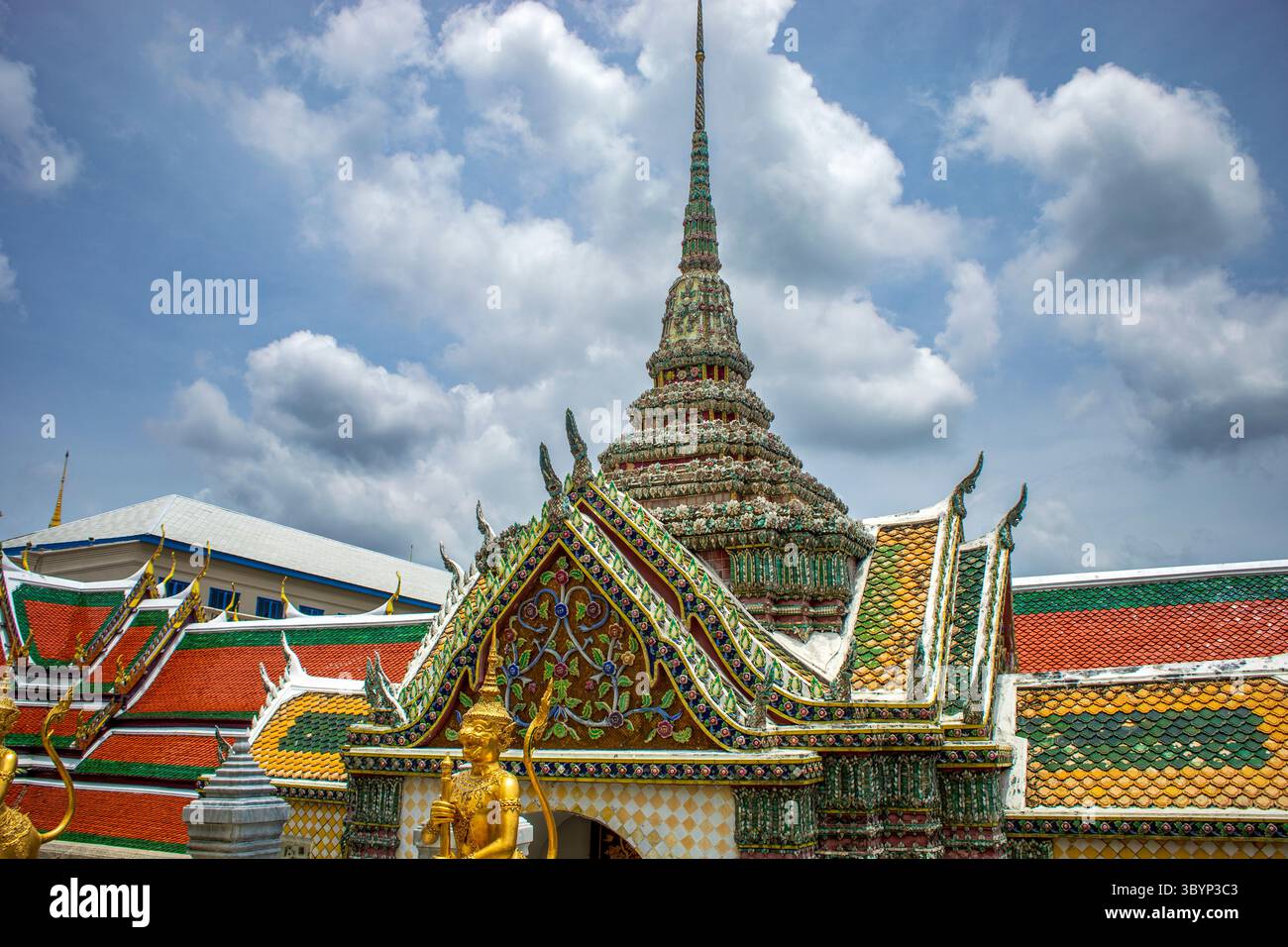 Wunderschönes Eingangstor mit goldenen Wächtern eines der Tempel des Großen Palastes in Bangkok, Thailand Stockfoto